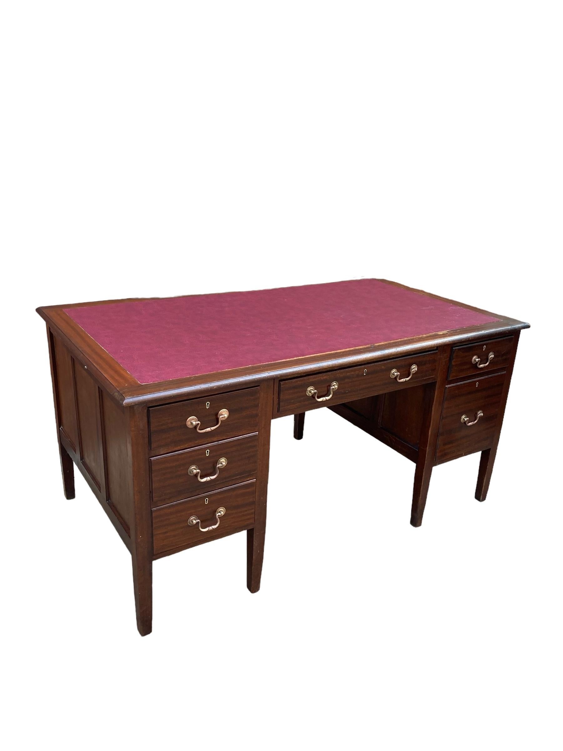 Antiguo escritorio ejecutivo victoriano grande de caoba, tapa de piel sintética de buey, 6 dr en venta 3