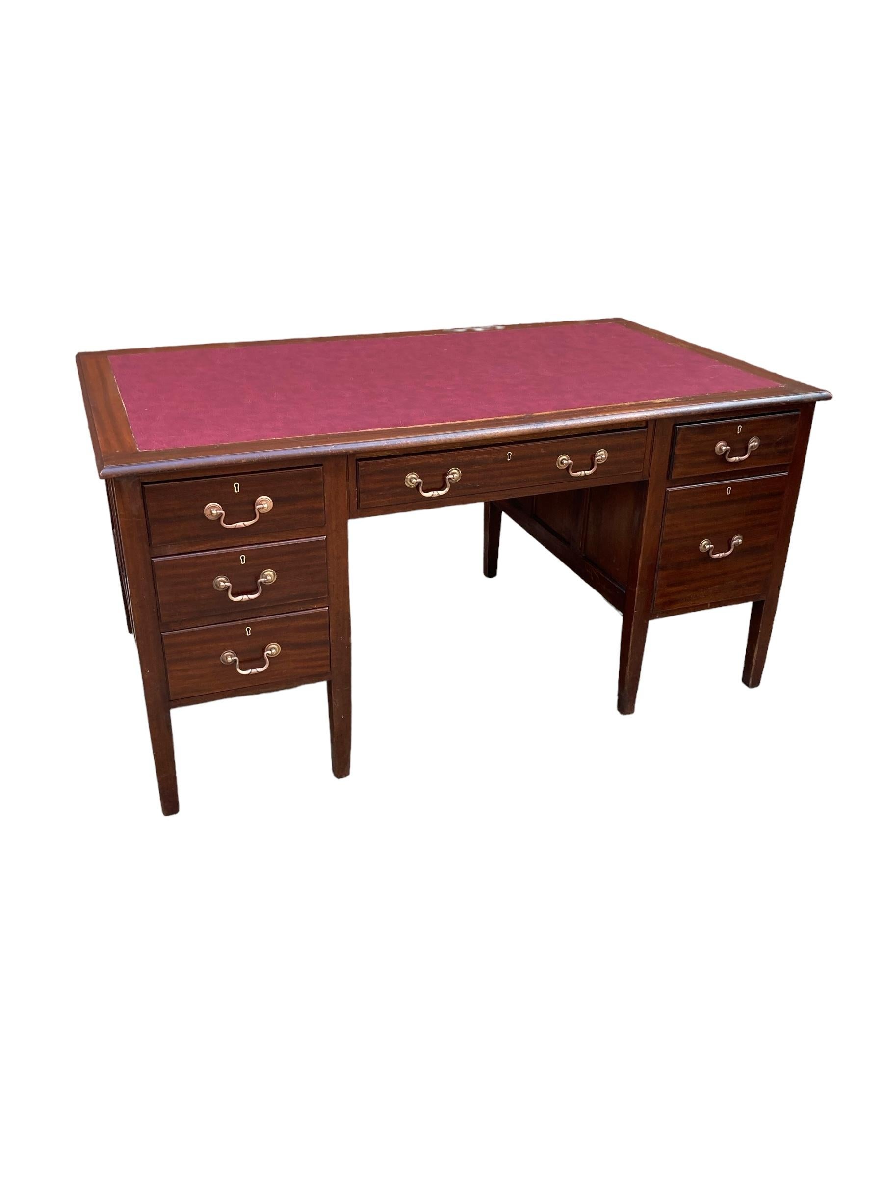 Antiguo escritorio ejecutivo victoriano grande de caoba, tapa de piel sintética de buey, 6 dr en venta 4