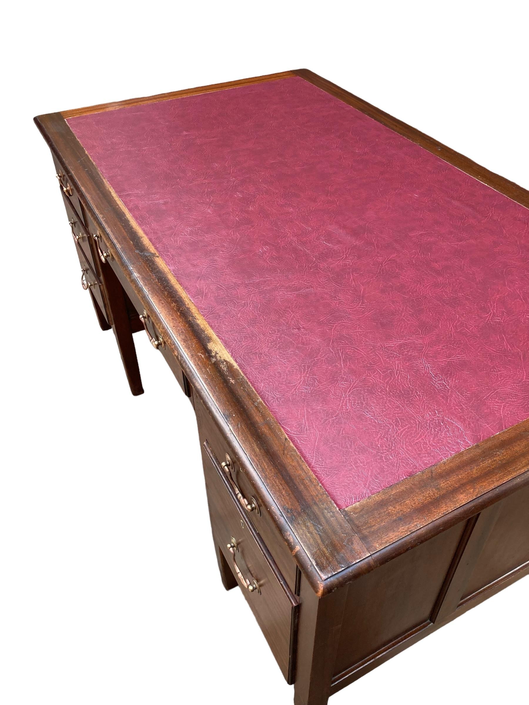 Antiguo escritorio ejecutivo victoriano grande de caoba, tapa de piel sintética de buey, 6 dr en venta 5