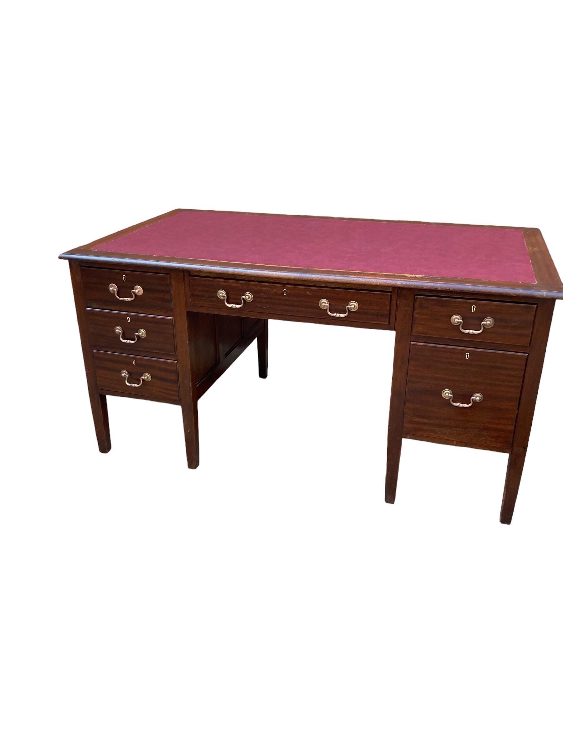 Antiguo escritorio ejecutivo victoriano grande de caoba, tapa de piel sintética de buey, 6 dr en venta 6