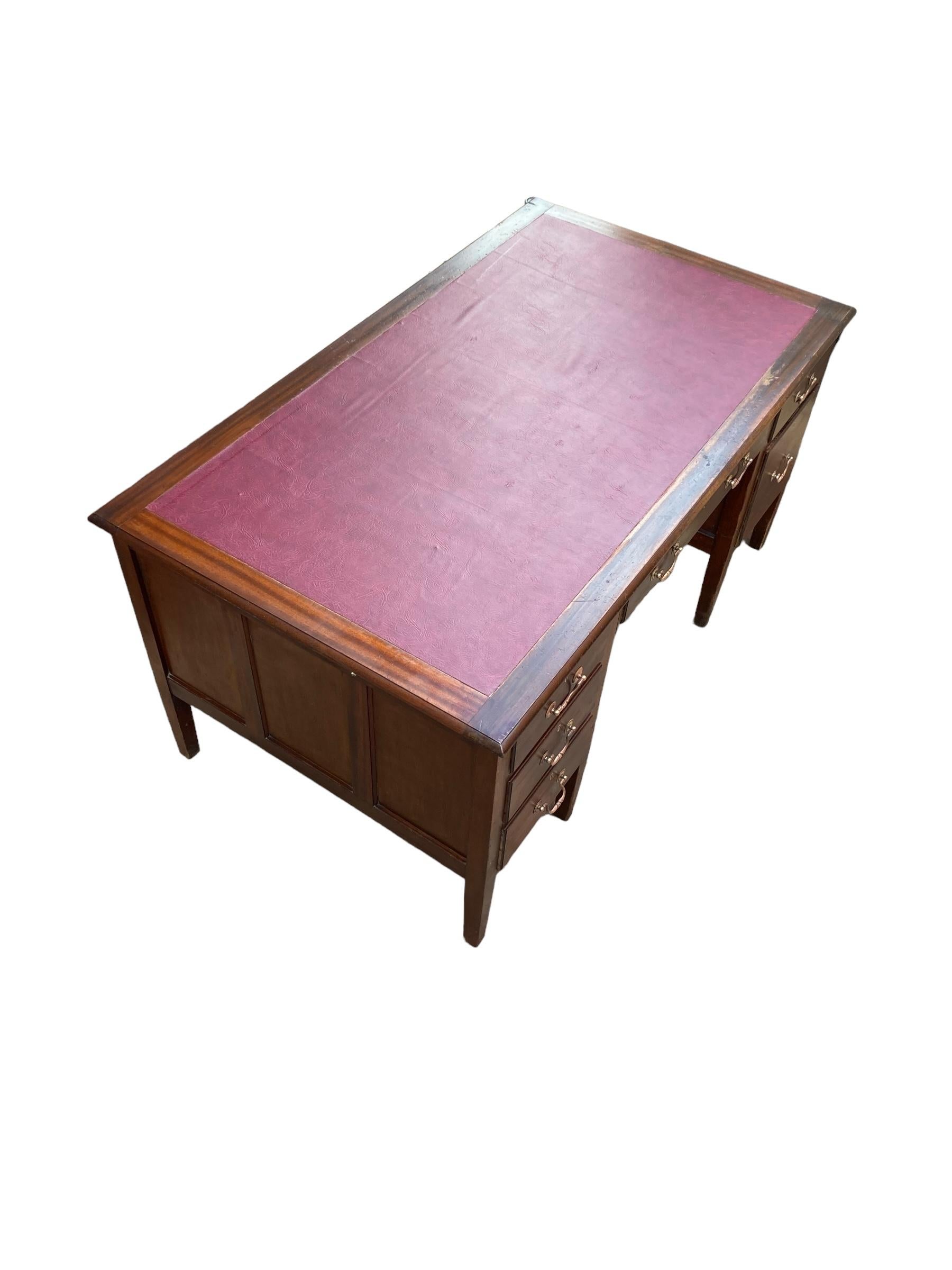 Antiguo escritorio ejecutivo victoriano grande de caoba, tapa de piel sintética de buey, 6 dr en venta 8