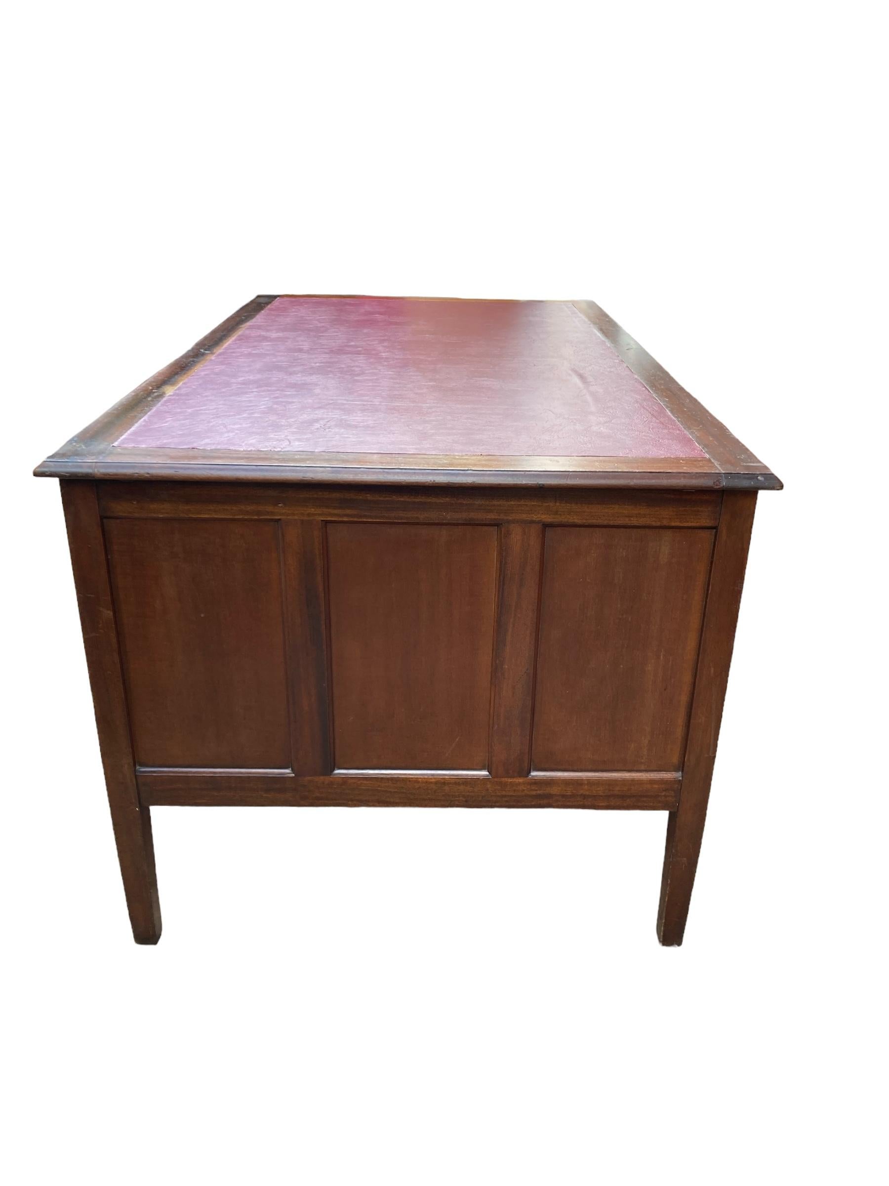Antiguo escritorio ejecutivo victoriano grande de caoba, tapa de piel sintética de buey, 6 cajones, tiradores de latón. Un complemento perfecto para cualquier espacio de trabajo moderno o contemporáneo. Fabricado con materiales de alta calidad, este