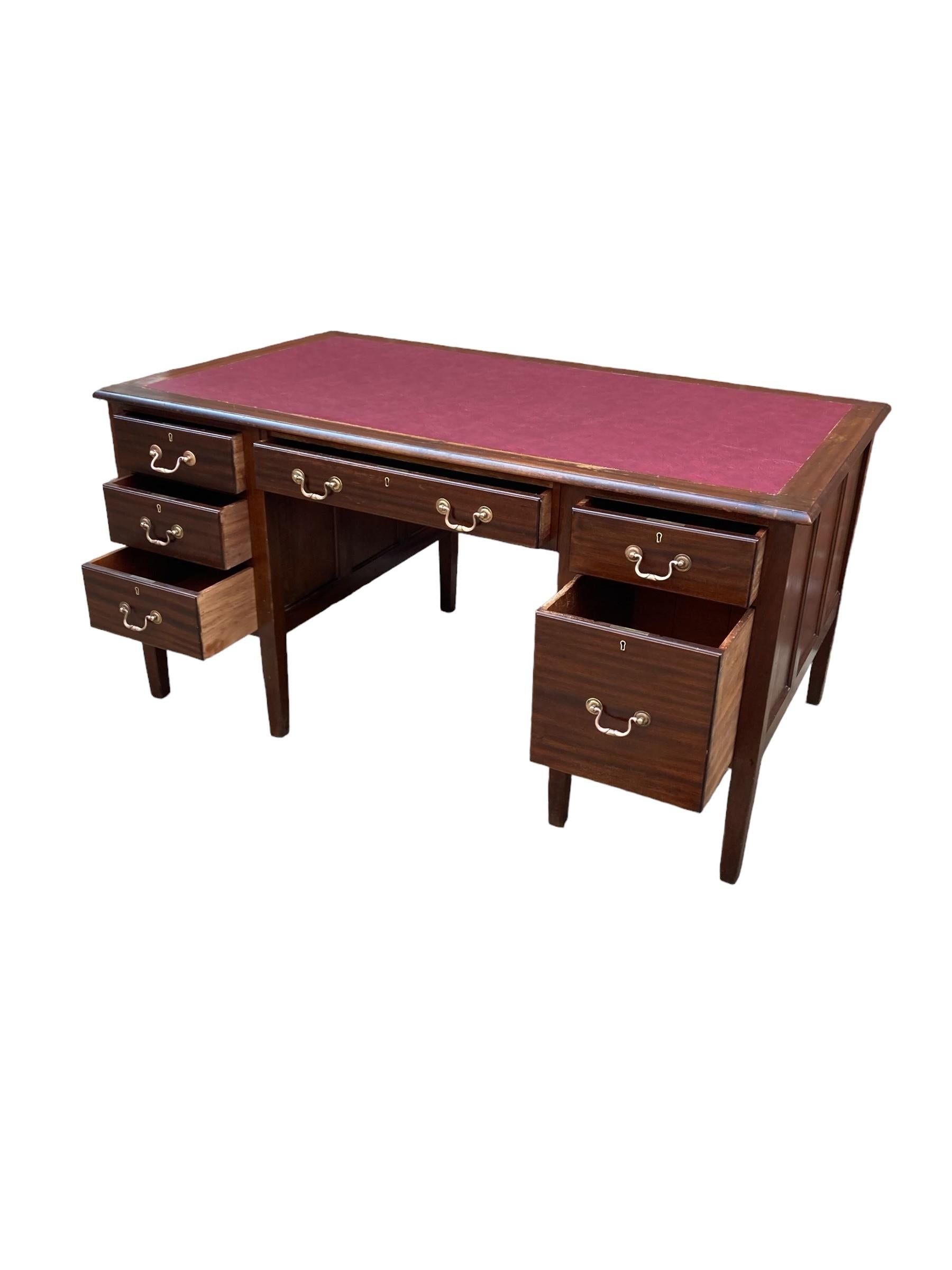 Antiguo escritorio ejecutivo victoriano grande de caoba, tapa de piel sintética de buey, 6 dr siglo XX en venta