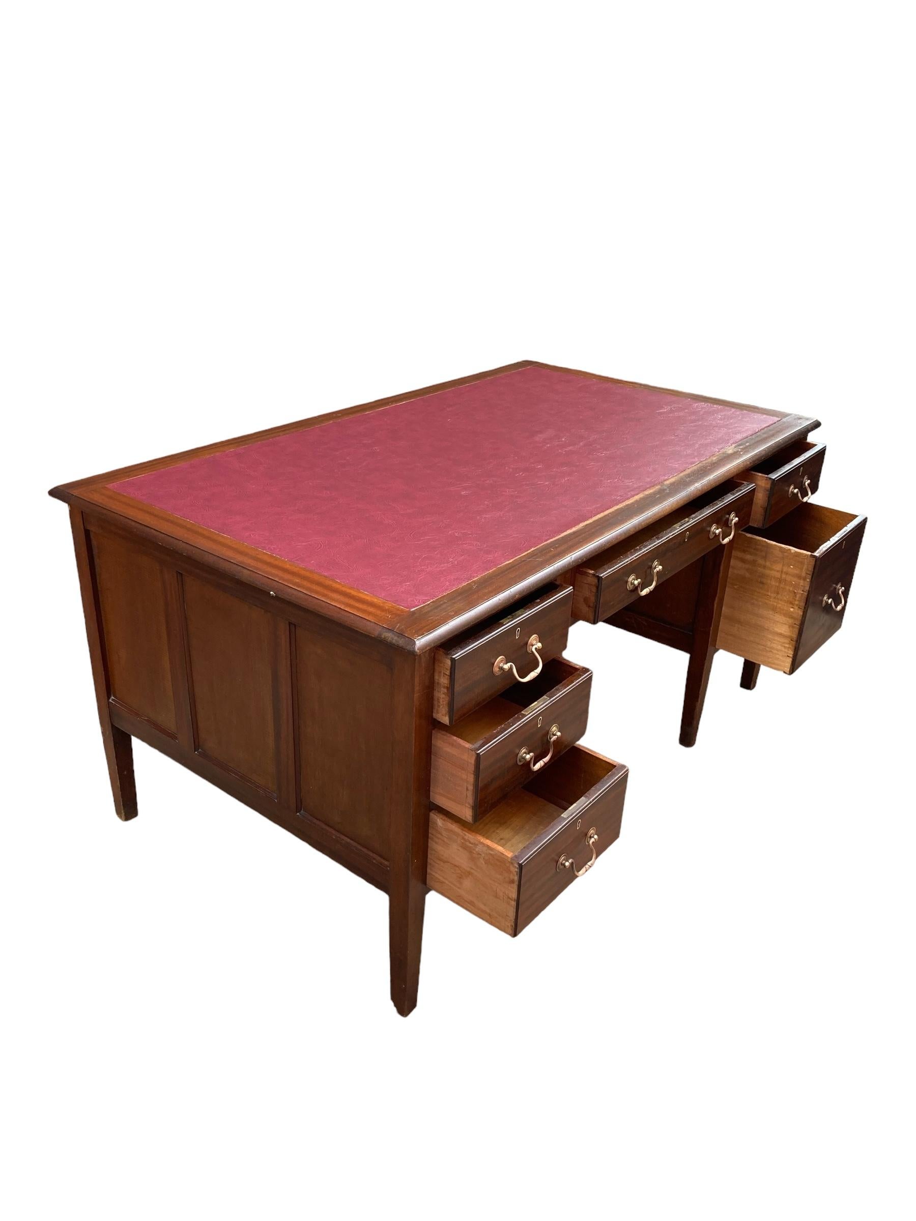 Antiguo escritorio ejecutivo victoriano grande de caoba, tapa de piel sintética de buey, 6 dr cuero de imitación en venta