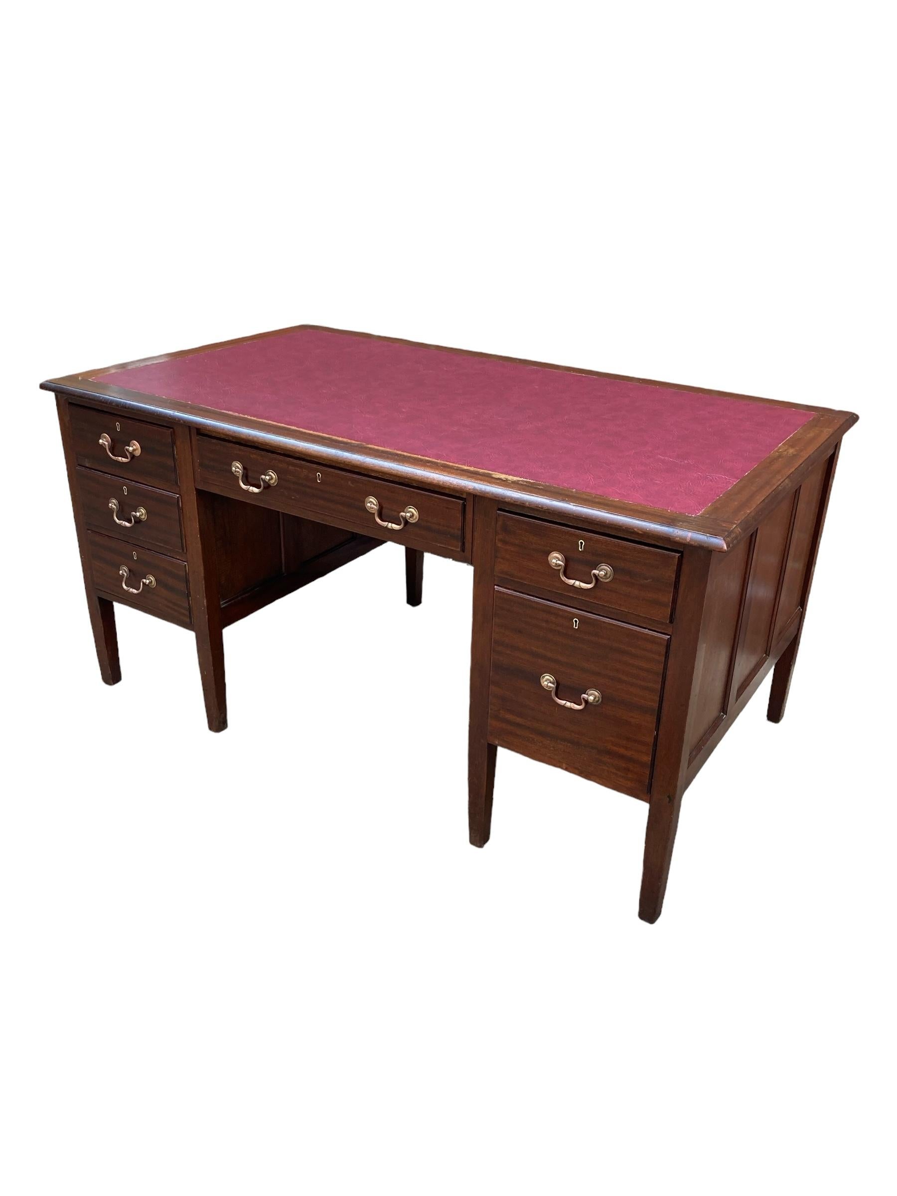 Antiguo escritorio ejecutivo victoriano grande de caoba, tapa de piel sintética de buey, 6 dr en venta 1