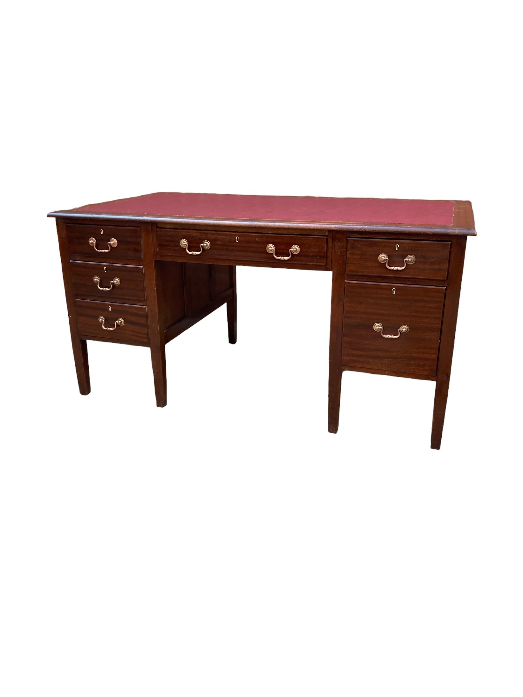 Antiguo escritorio ejecutivo victoriano grande de caoba, tapa de piel sintética de buey, 6 dr en venta 2
