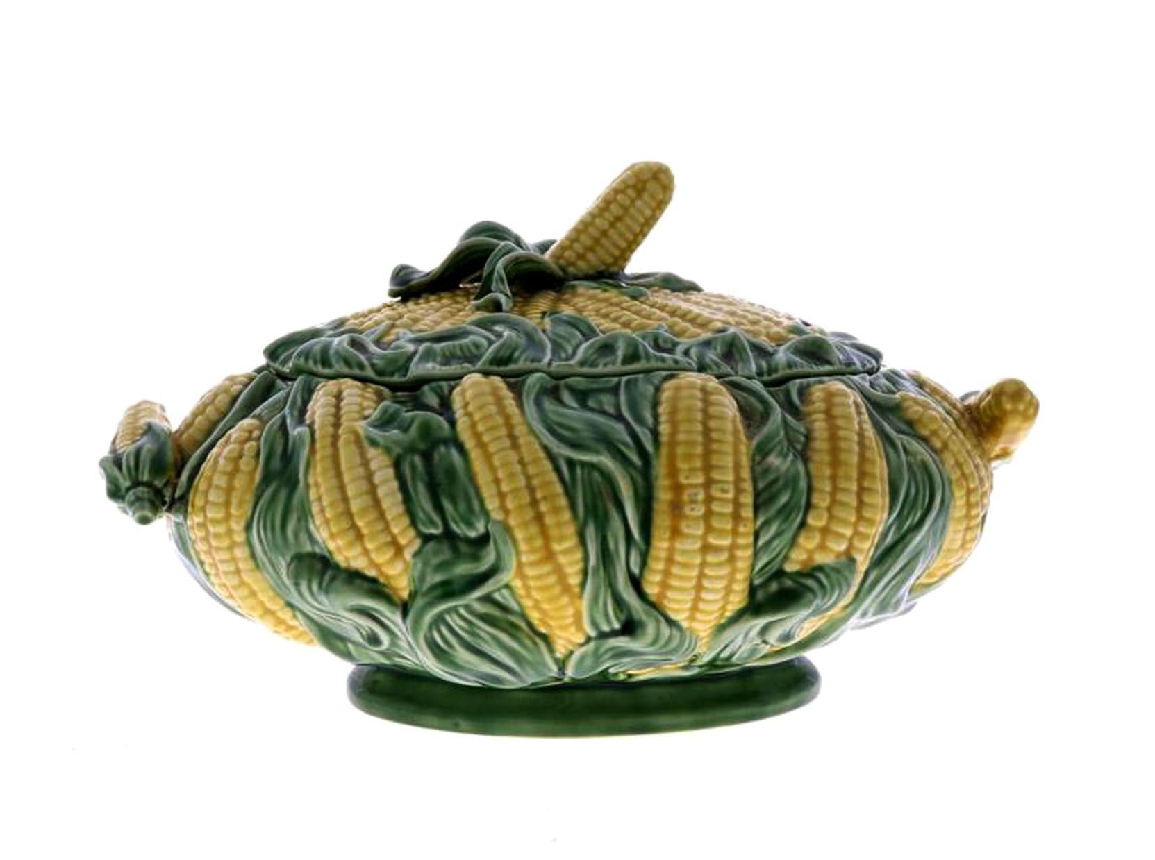 A lovely set of Majolica glazed ceramic corn on the cob in green and yellow colors. Manufactured in Portugal al the fifties. With polychrome decoration in relief of corn cobs and leaves. Handles and lid knob in the form of corn cobs
Portugal,