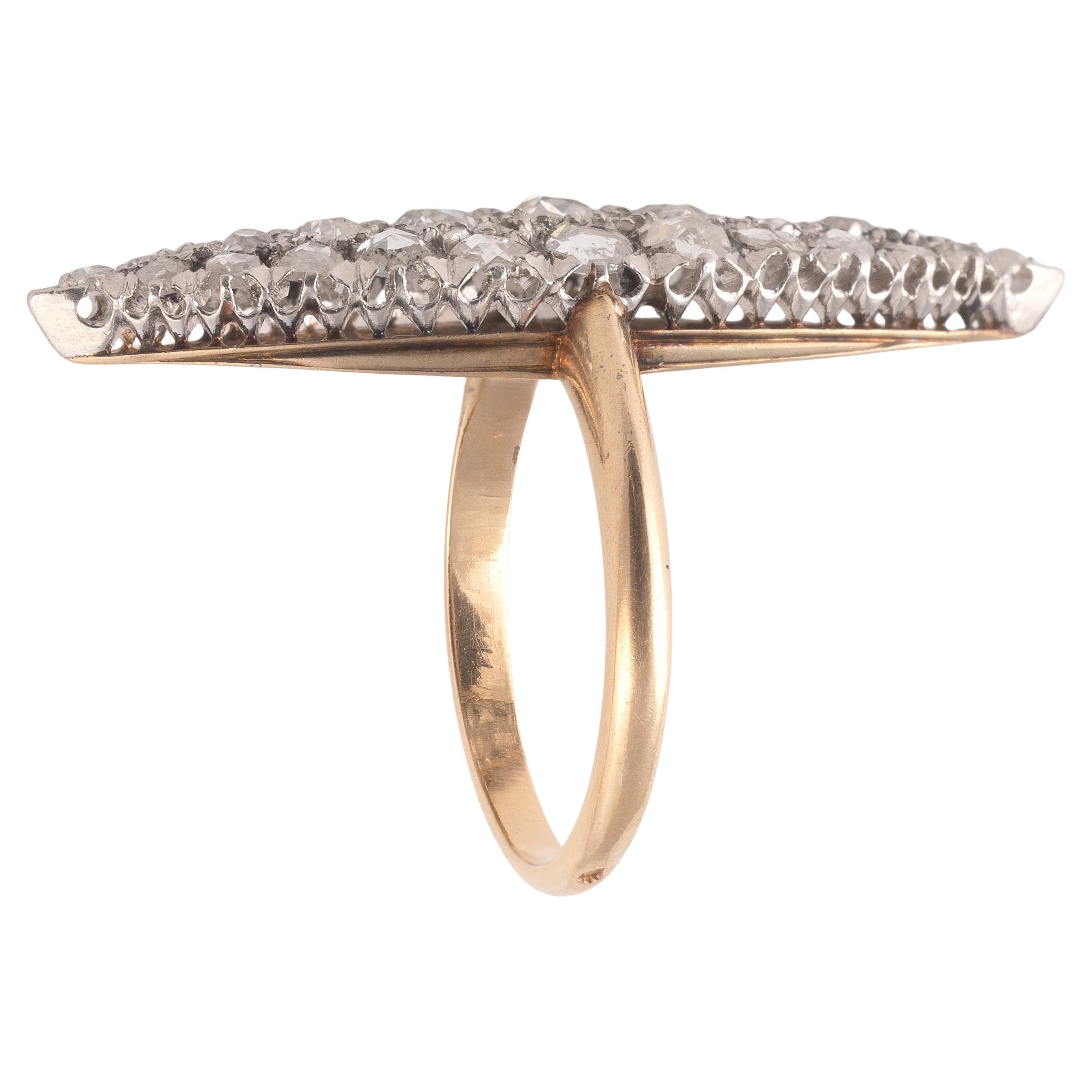 Bague de forme marquise pavée de 24 diamants taillés en rose et de 7 diamants taillés à l'ancienne.
Monté en argent et en or jaune 18 carats.

Dimensions de la partie supérieure : 3,6 cm x 1,1 cm
Taille des doigts : 6  3/4
Poids : 6,49 gr
