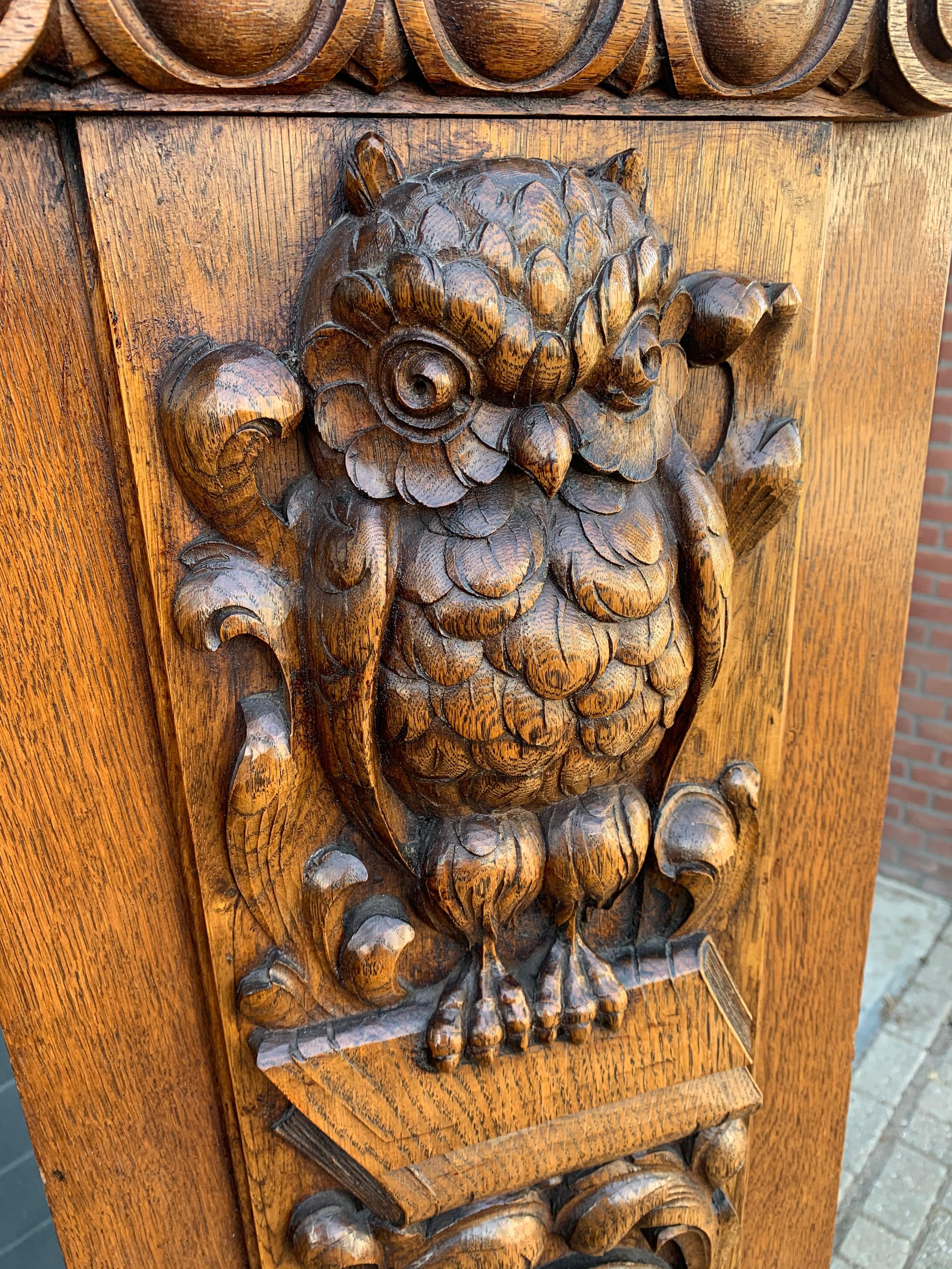 Antique Large & Meaningful Oak Bookcase / Vitrine Cabinet with Owl Sculptures   In Good Condition In Lisse, NL