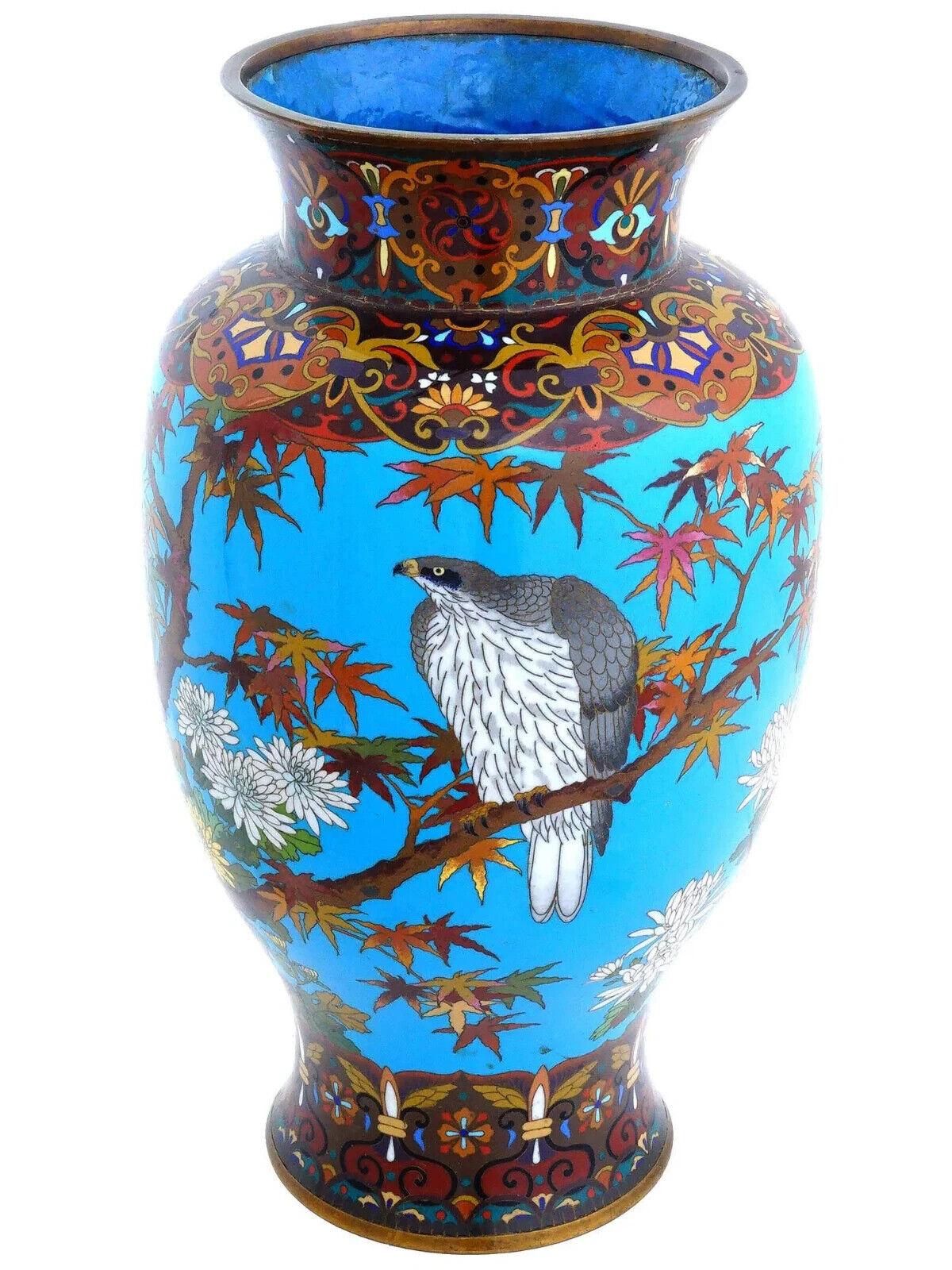 Antico vaso giapponese di cloisonne del periodo Meiji con aquila. Circa all'inizio del XX secolo, 1900. Il vaso è decorato con un paesaggio autunnale con crisantemi bianchi e l'immagine di un'aquila seduta sui rami degli alberi, oltre a uccelli