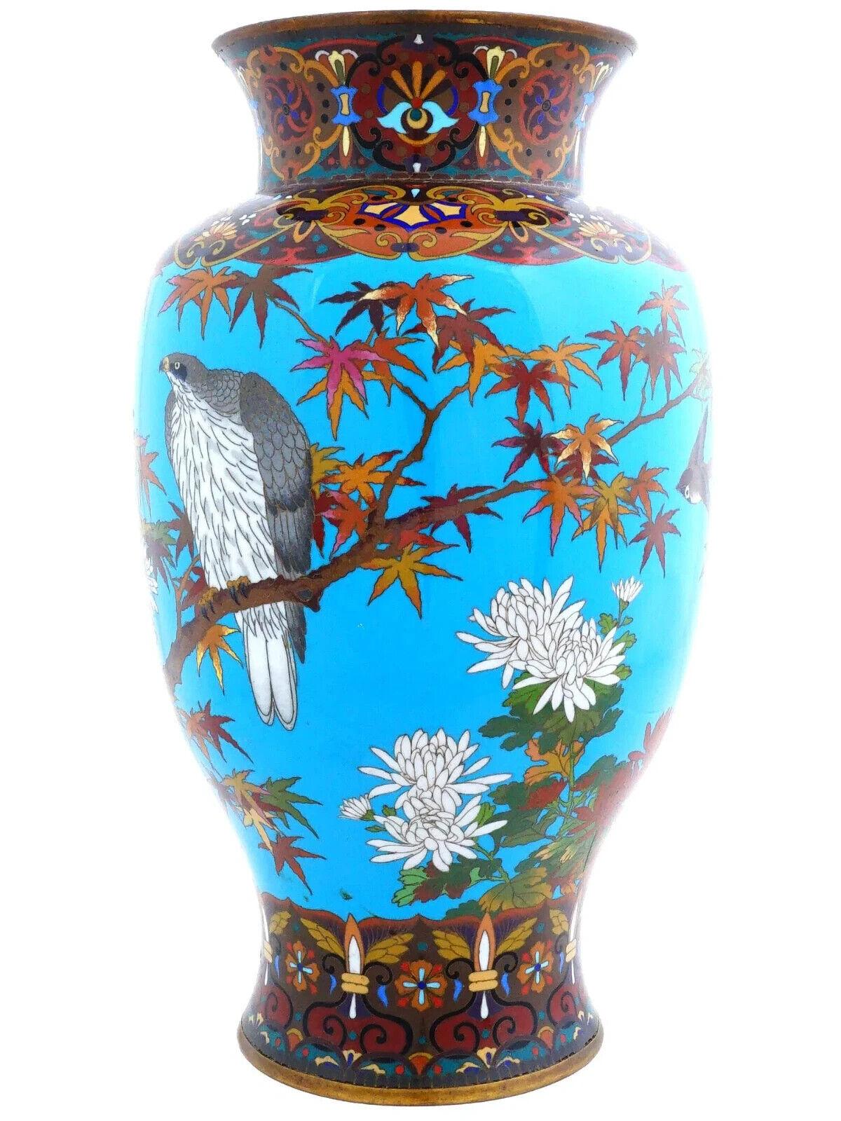 Giapponese Antico grande vaso giapponese Meiji con smalto cloisonne e fiori di falco in vendita