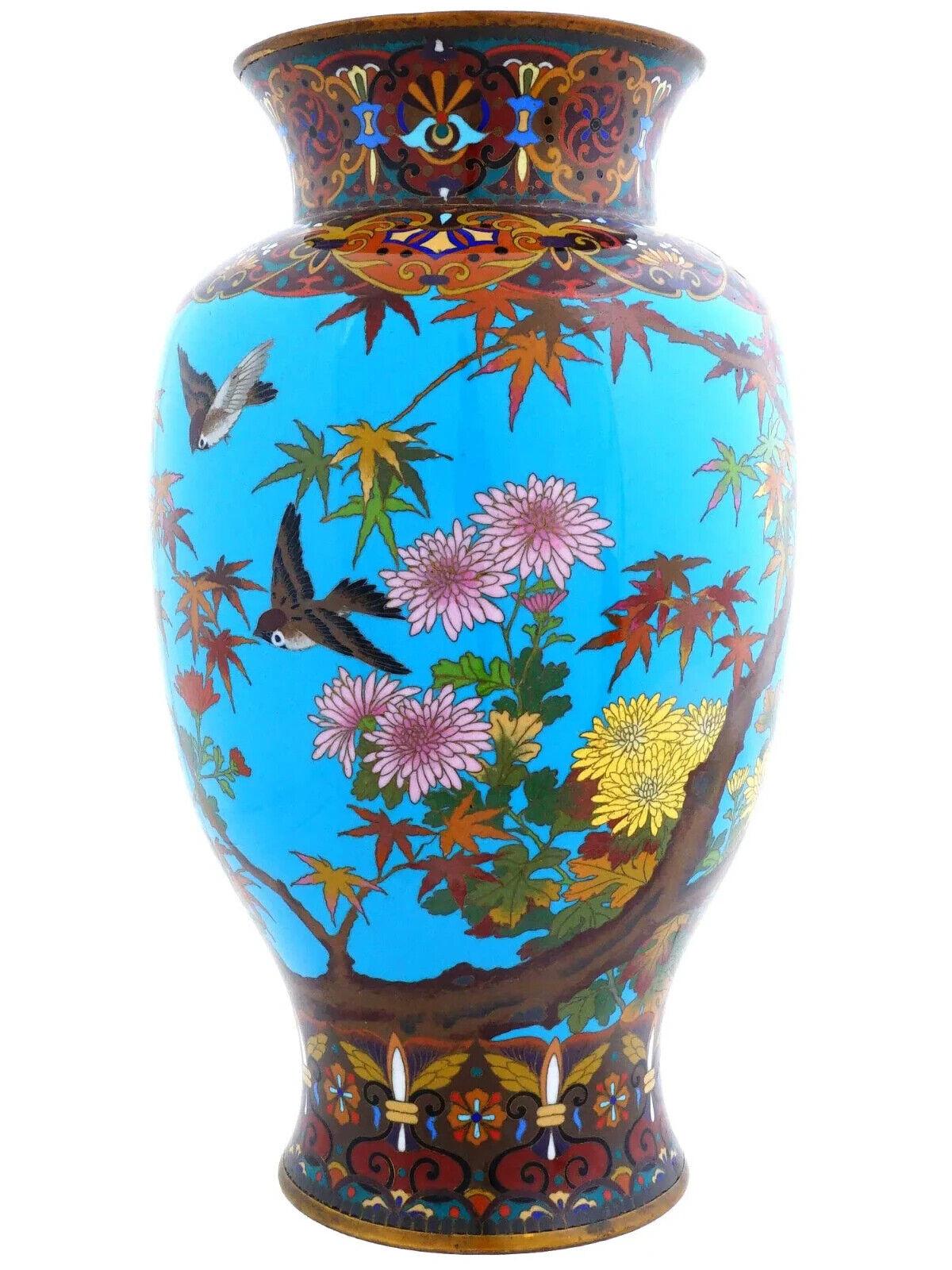 Antico grande vaso giapponese Meiji con smalto cloisonne e fiori di falco In condizioni buone in vendita a New York, NY