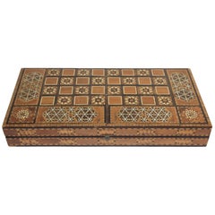 Antique grand jeu de backgammon et d'échecs en mosaïque incrustée du Moyen-Orient