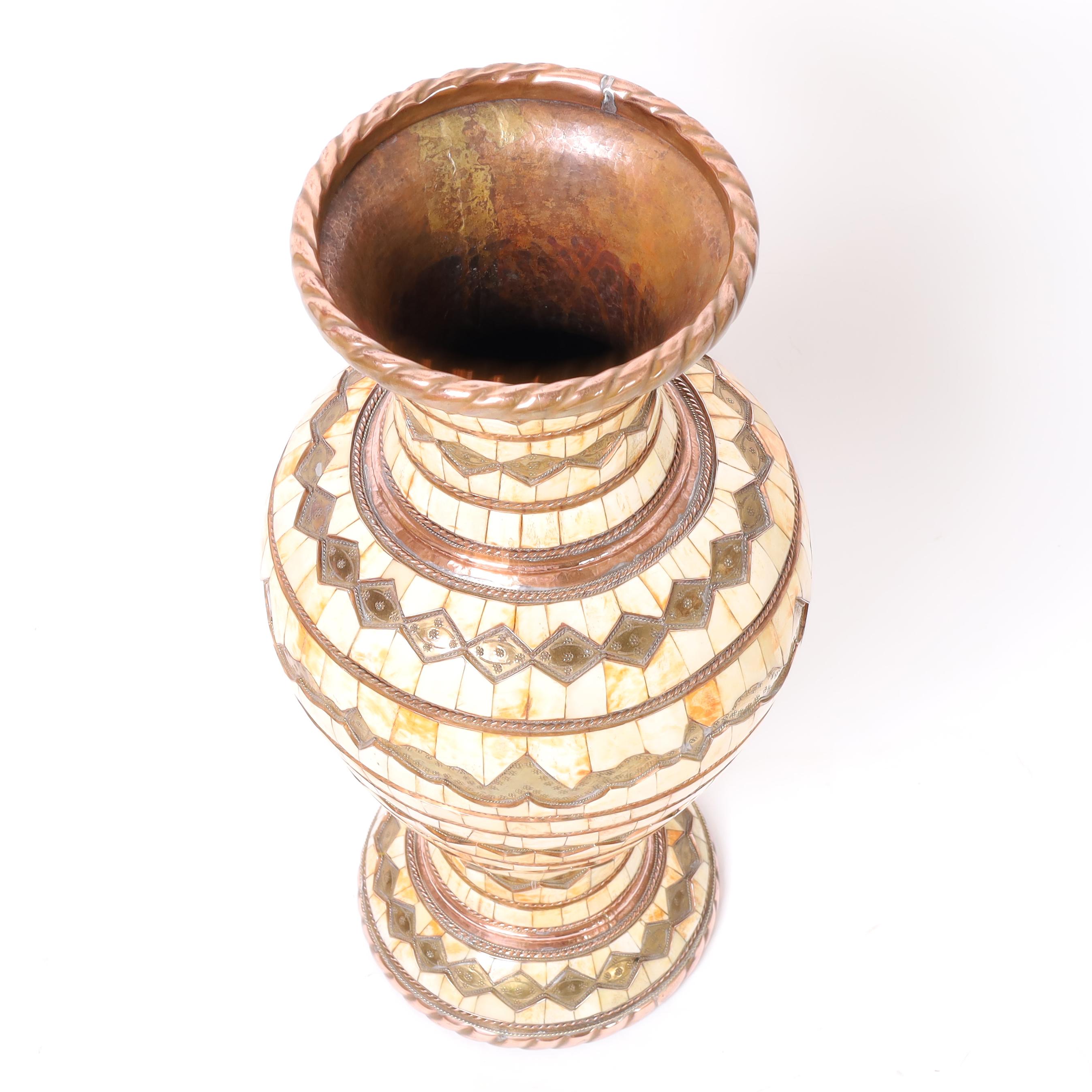 Impresionante urna marroquí grande hecha a mano en cobre martillado de forma clásica, revestida de un mosaico de hueso y decorada con detalles de joyería como cobre y latón martillado.