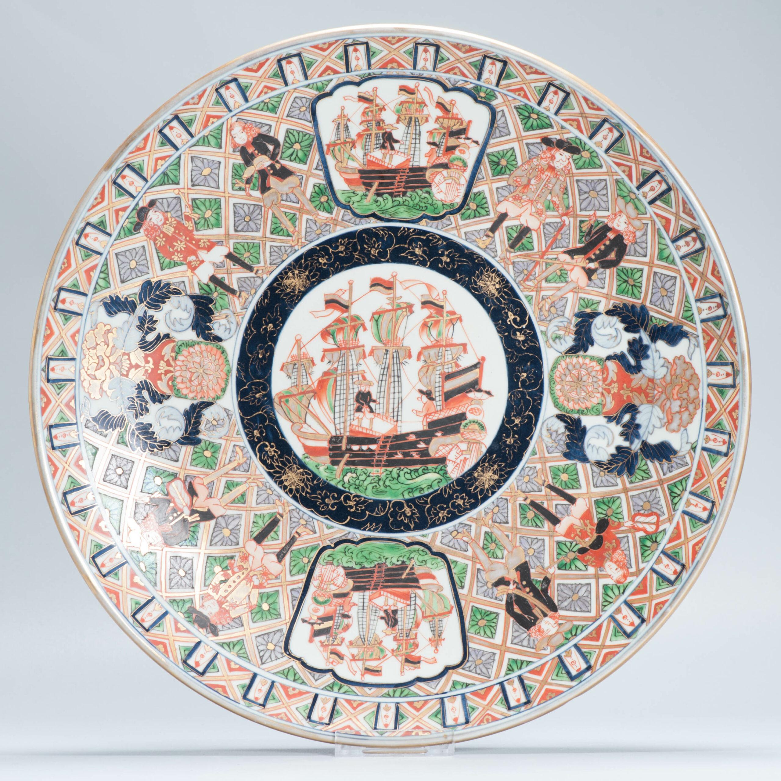 Un très beau plat polychrome façonné. Forme et peinture inhabituelles. Avec du bleu sur glaçure. Qualité supérieure absolue. Marqué du caractère Ju (félicité ou longévité) à la base.

fin de la période Edo.

https://onlineonly.christies.