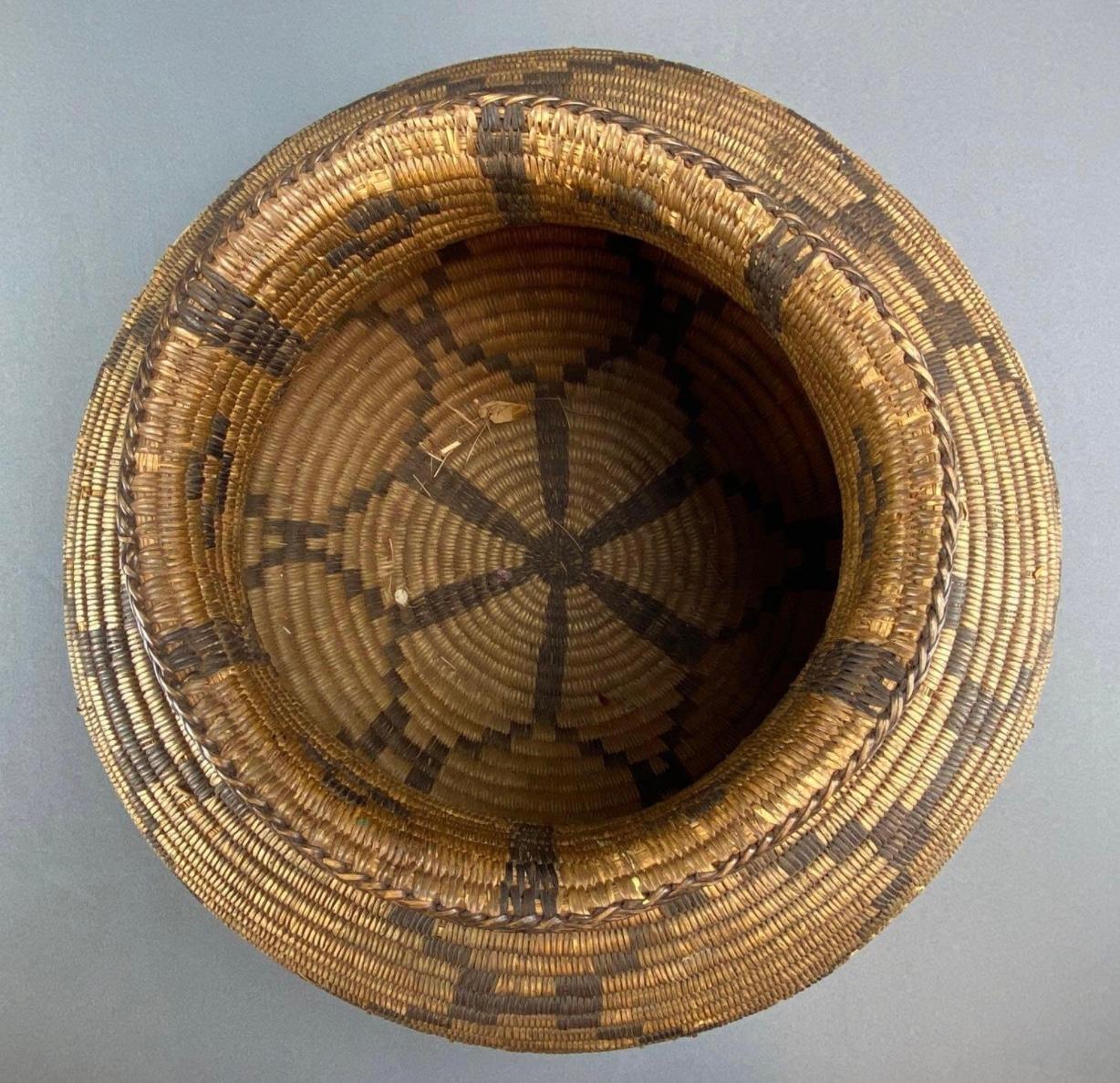 Antique Large Native American Apache Olla Basket In Fair Condition For Sale In Bradenton, FL