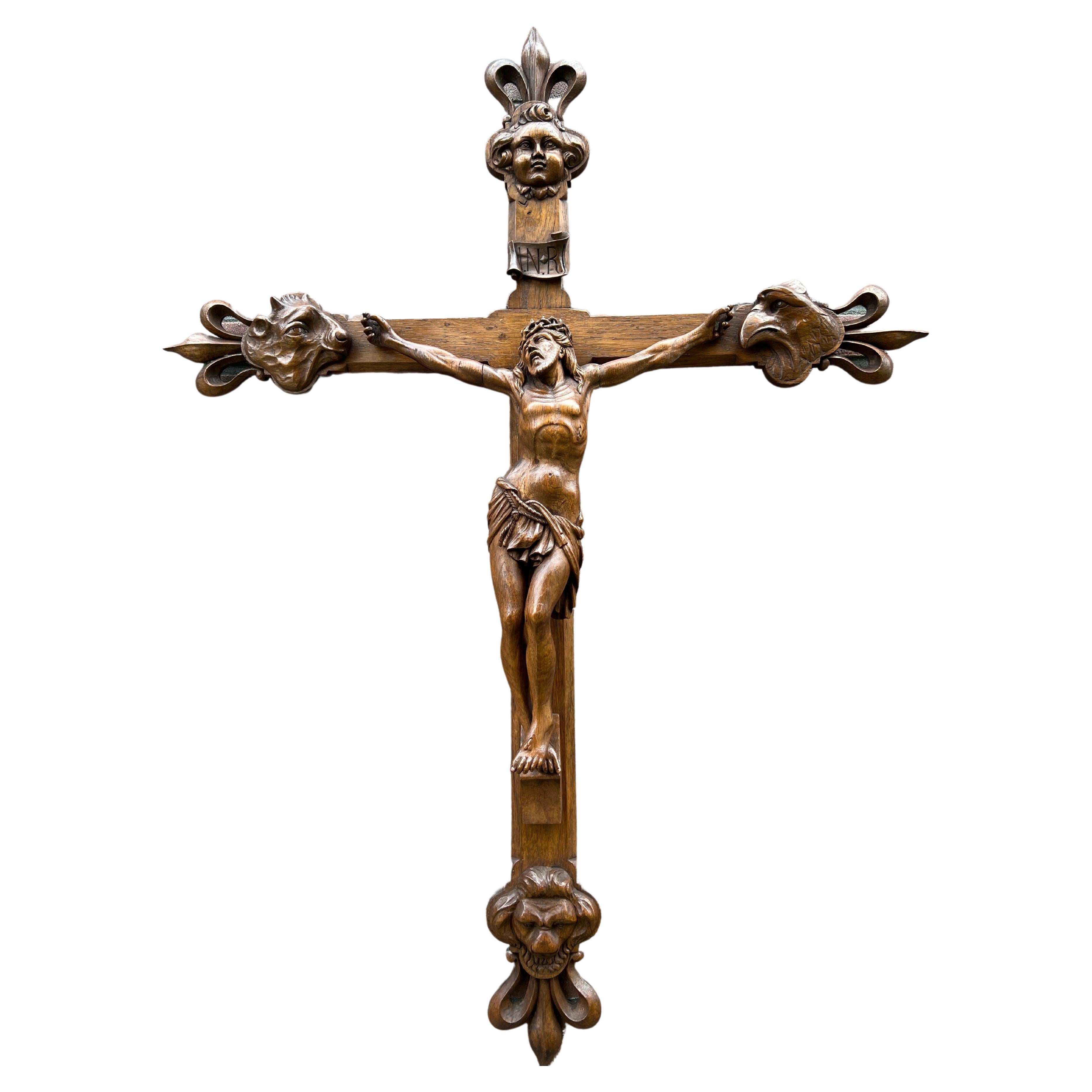 Superbe grand crucifix Corpus Christi en chêne avec Les symboles des quatre évangélistes