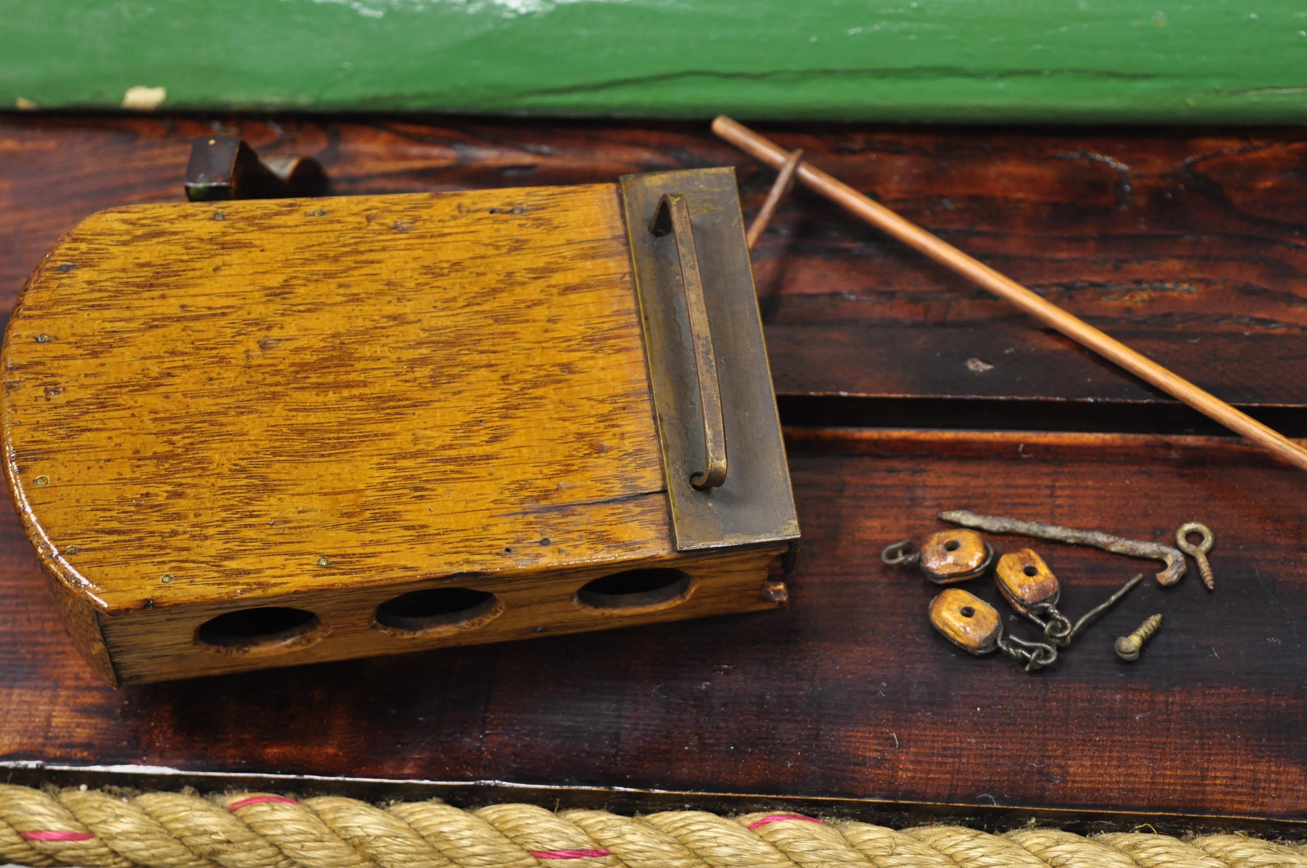 Chêne Antique grande maquette en bois de chêne de voilier de bateau sur socle en vente