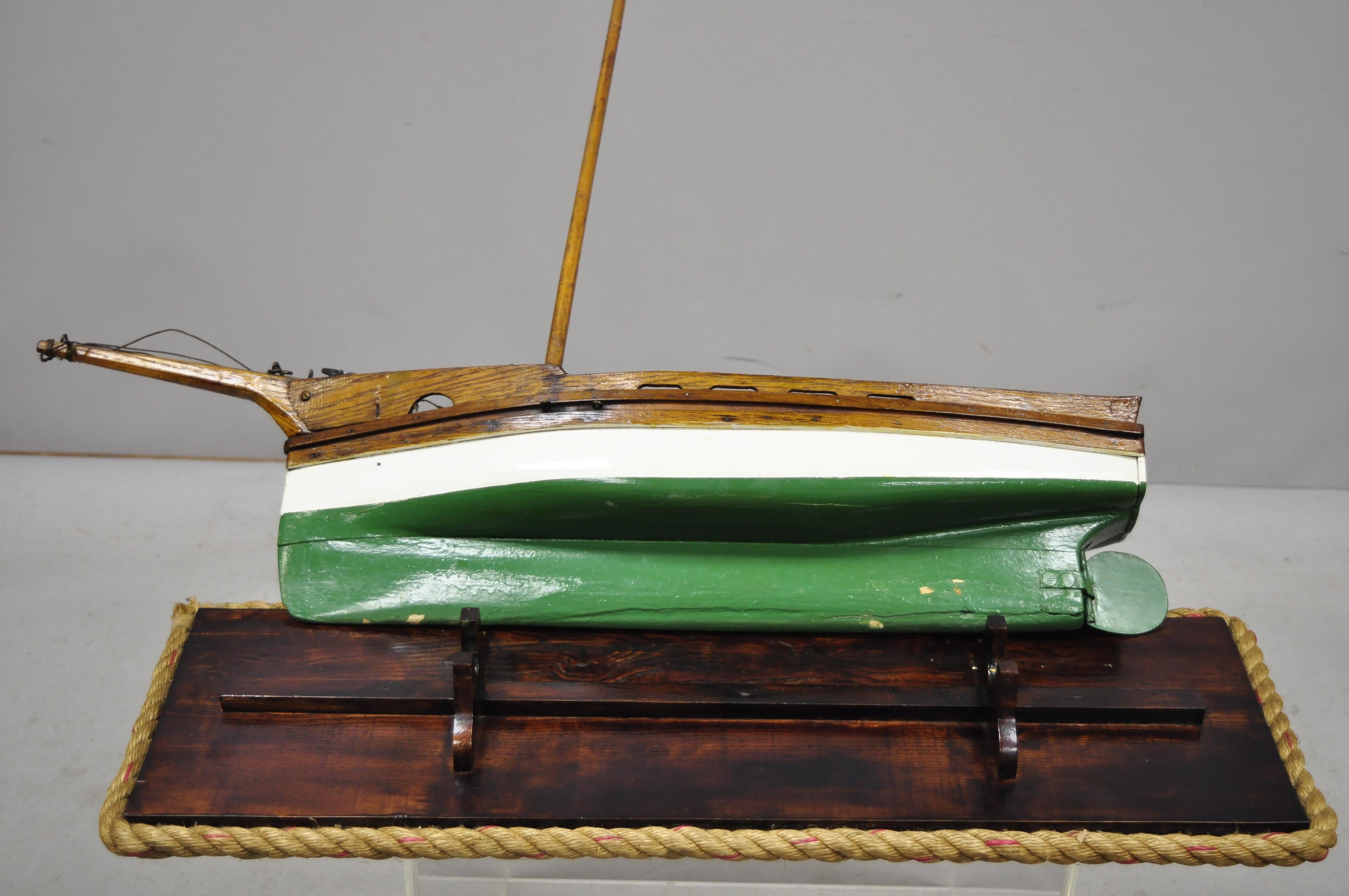 Antique grande maquette en bois de chêne de voilier de bateau sur socle en vente 1