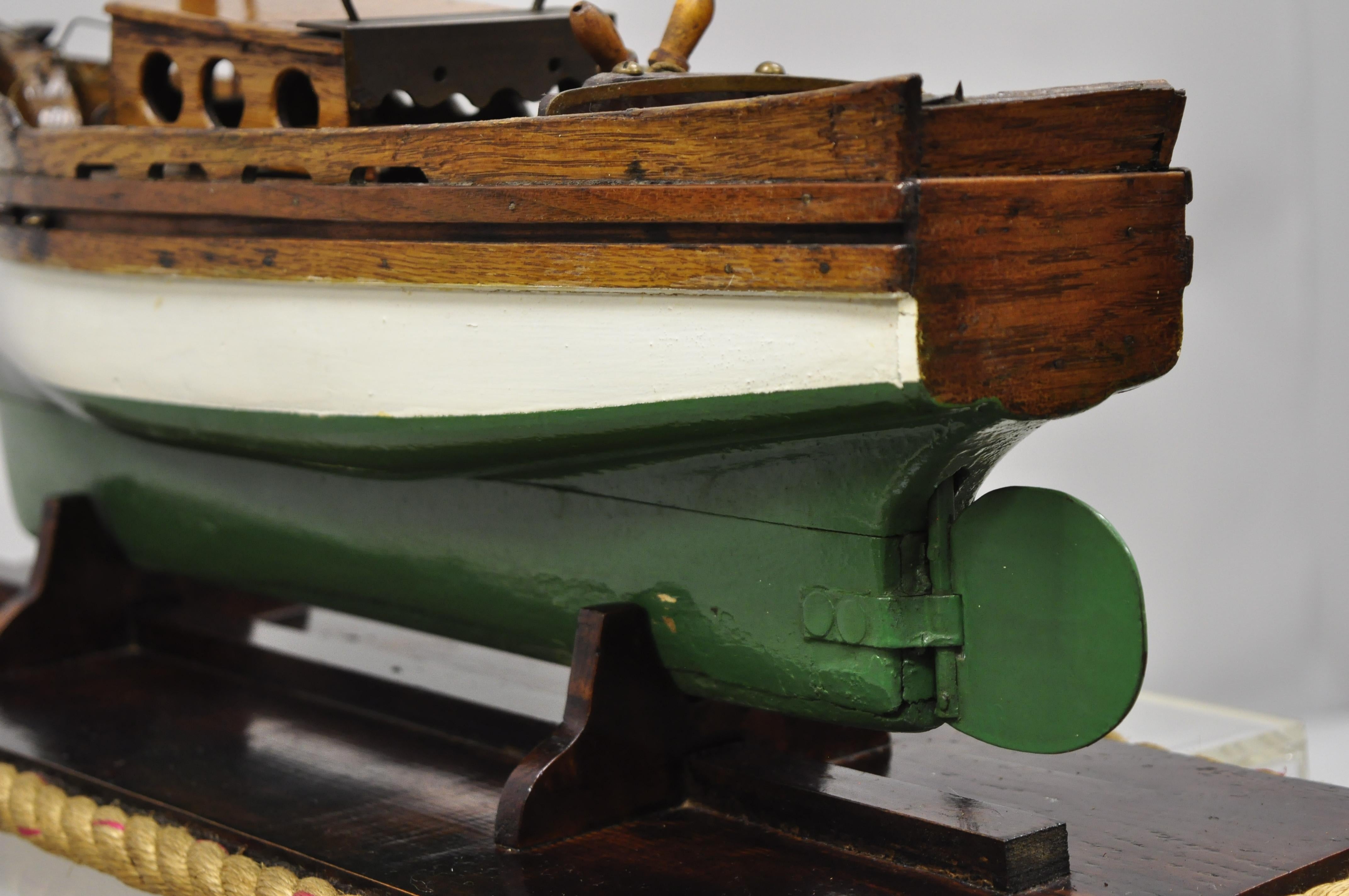 Antique grande maquette en bois de chêne de voilier de bateau sur socle Bon état - En vente à Philadelphia, PA