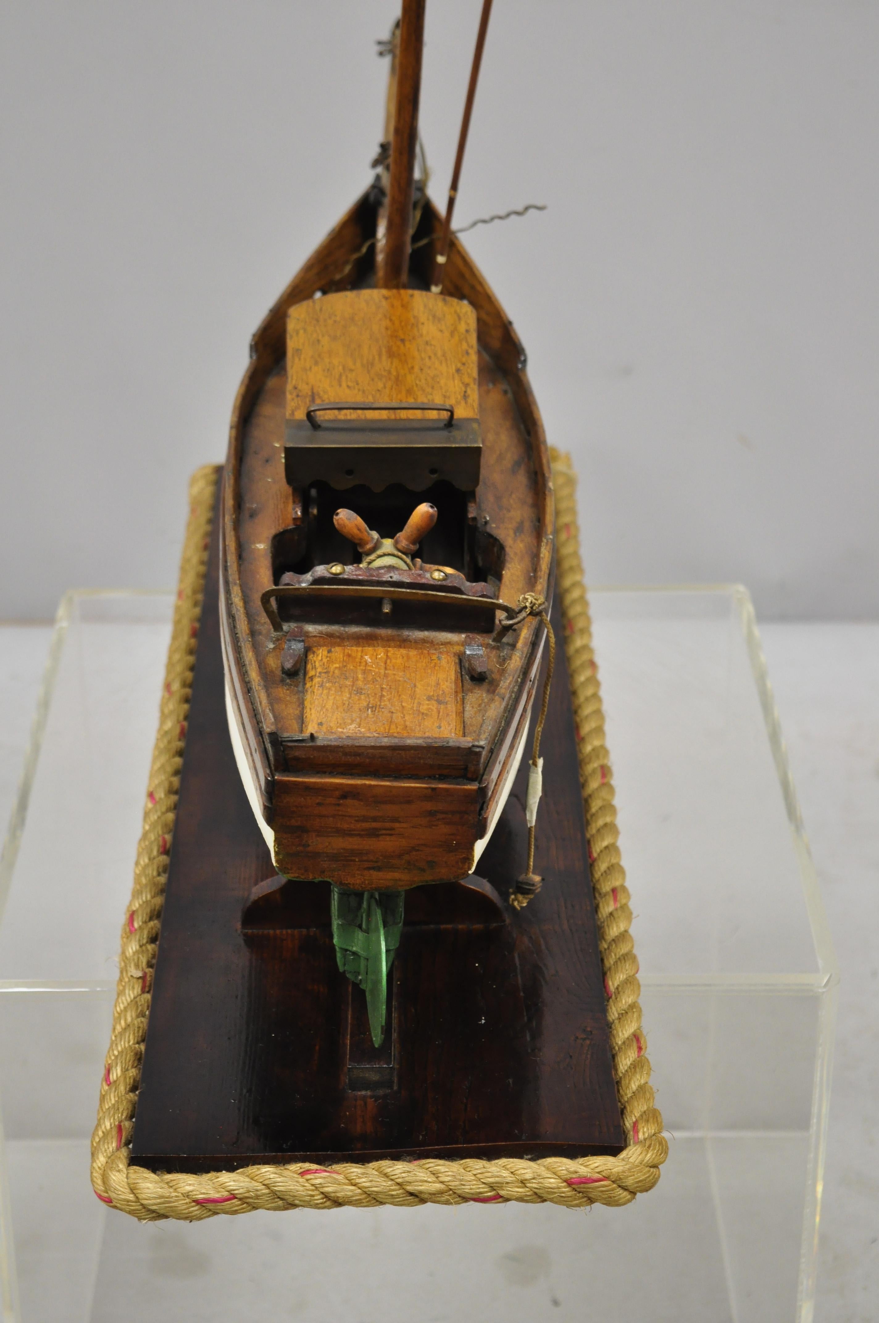 20ième siècle Antique grande maquette en bois de chêne de voilier de bateau sur socle en vente