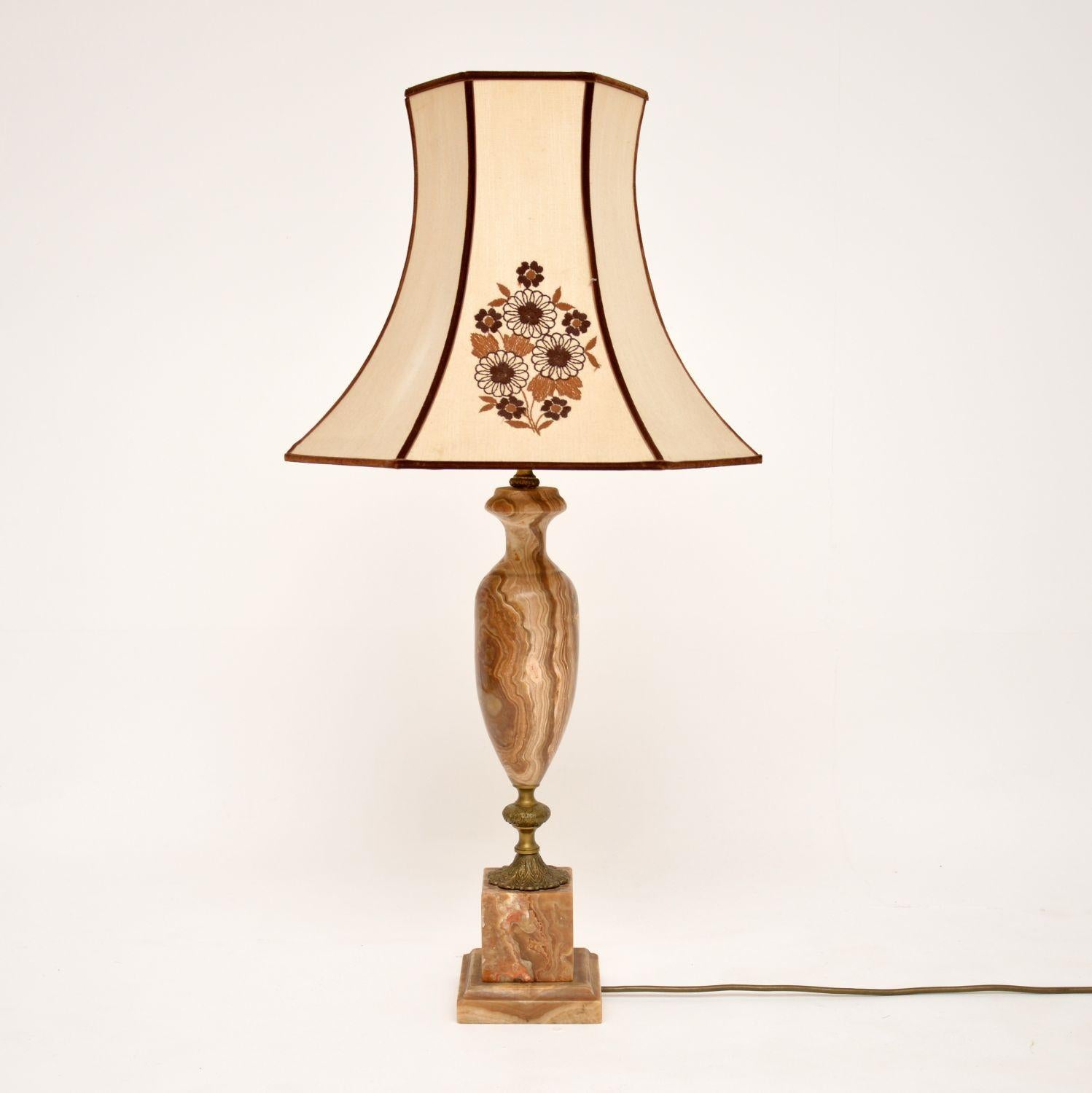 A gorgeous, quite large and impressive antique table lamp in onyx and gilt metal. This was made in England, it dates from around the 1930-50’s period.

It is of excellent quality, the onyx has stunning colours and patterns. The gilt metal fixtures