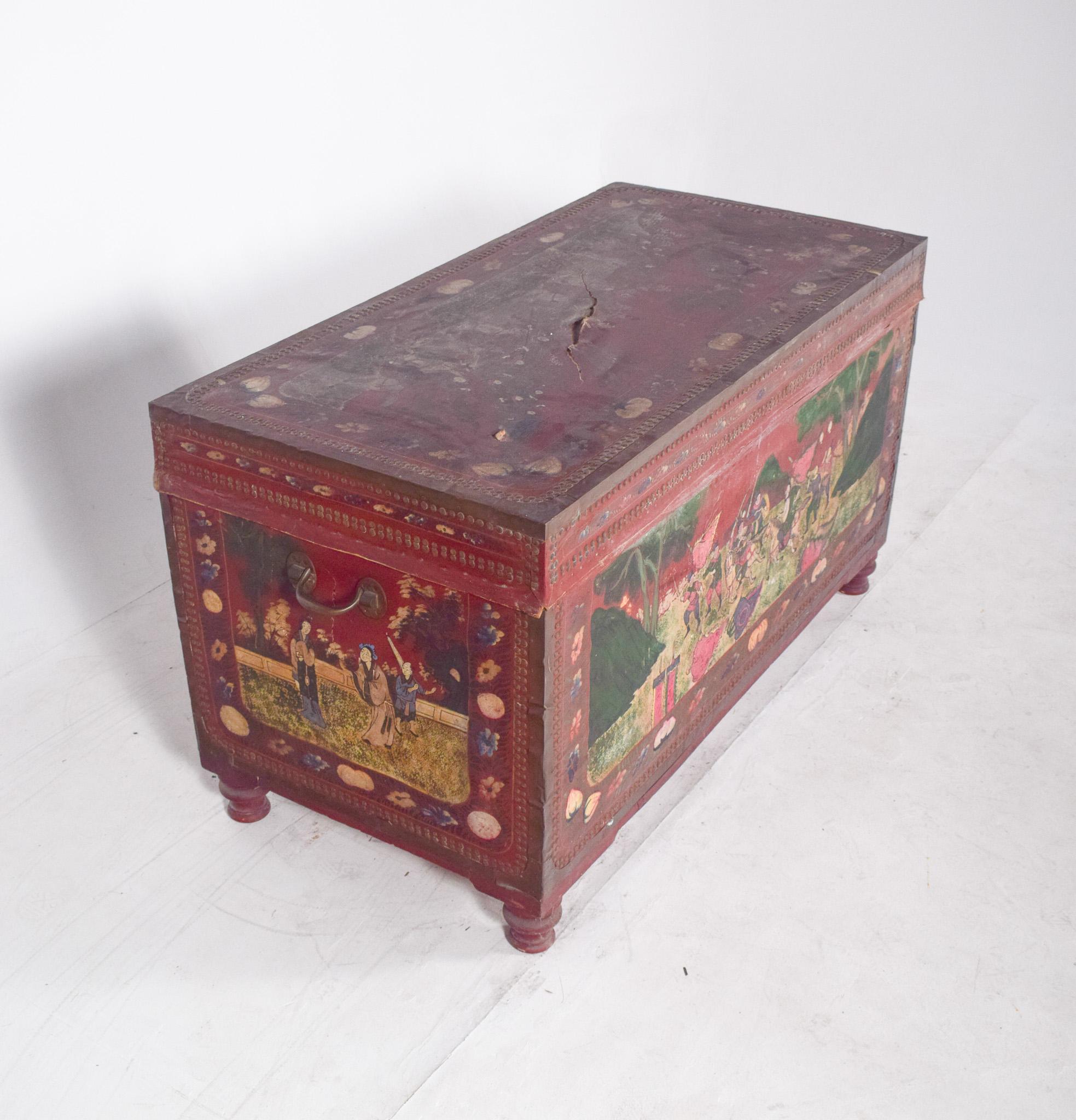 Antique Large Oriental Chest Painted Red with Figures In Good Condition For Sale In Lisboa, Lisboa