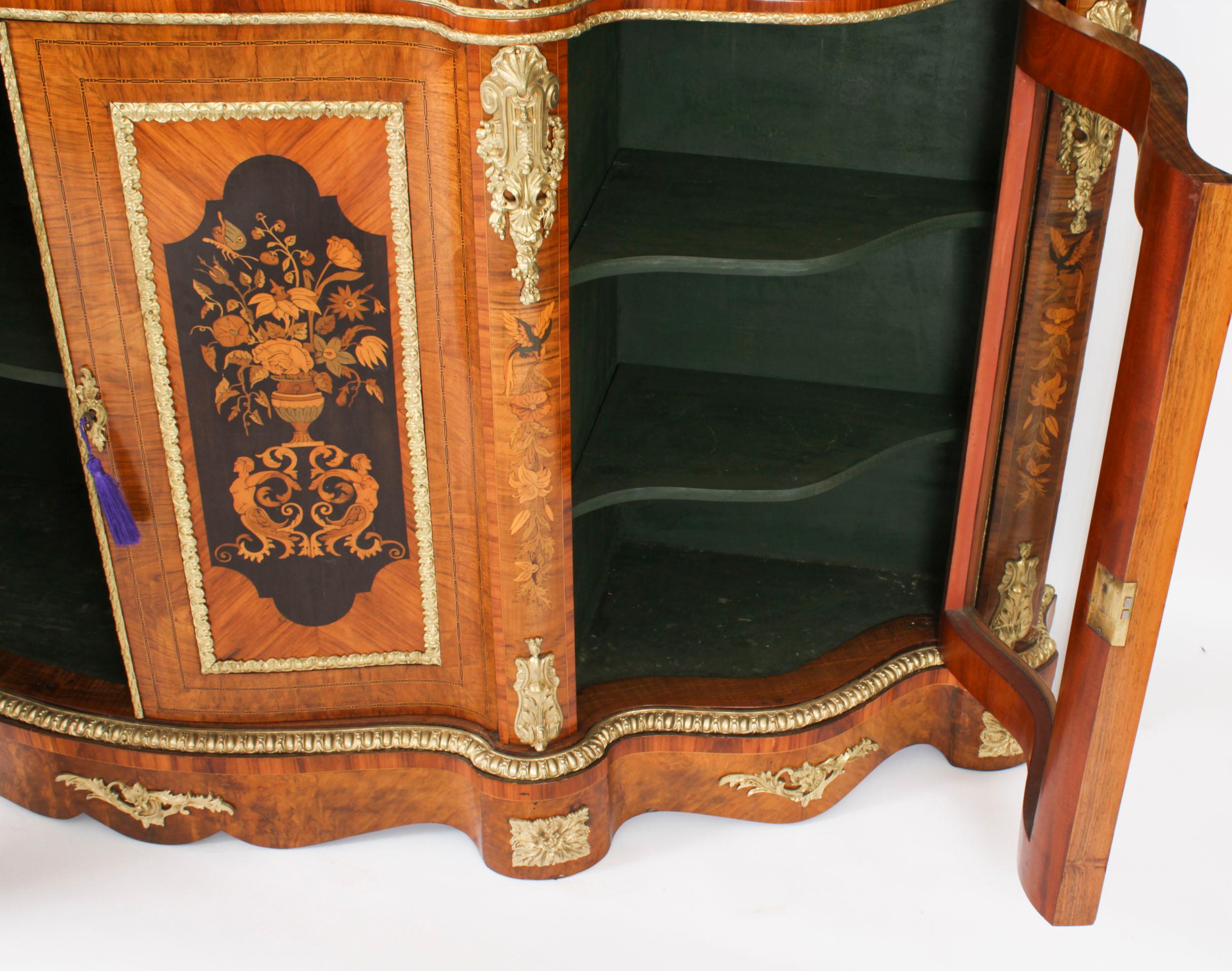 Antica grande credenza a serpentina in legno di noce e intarsio con ormolatura del XIX secolo in vendita 11