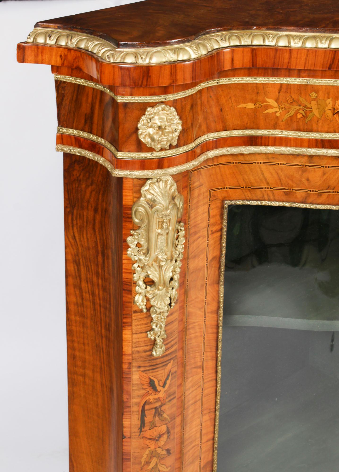 Antica grande credenza a serpentina in legno di noce e intarsio con ormolatura del XIX secolo in vendita 14