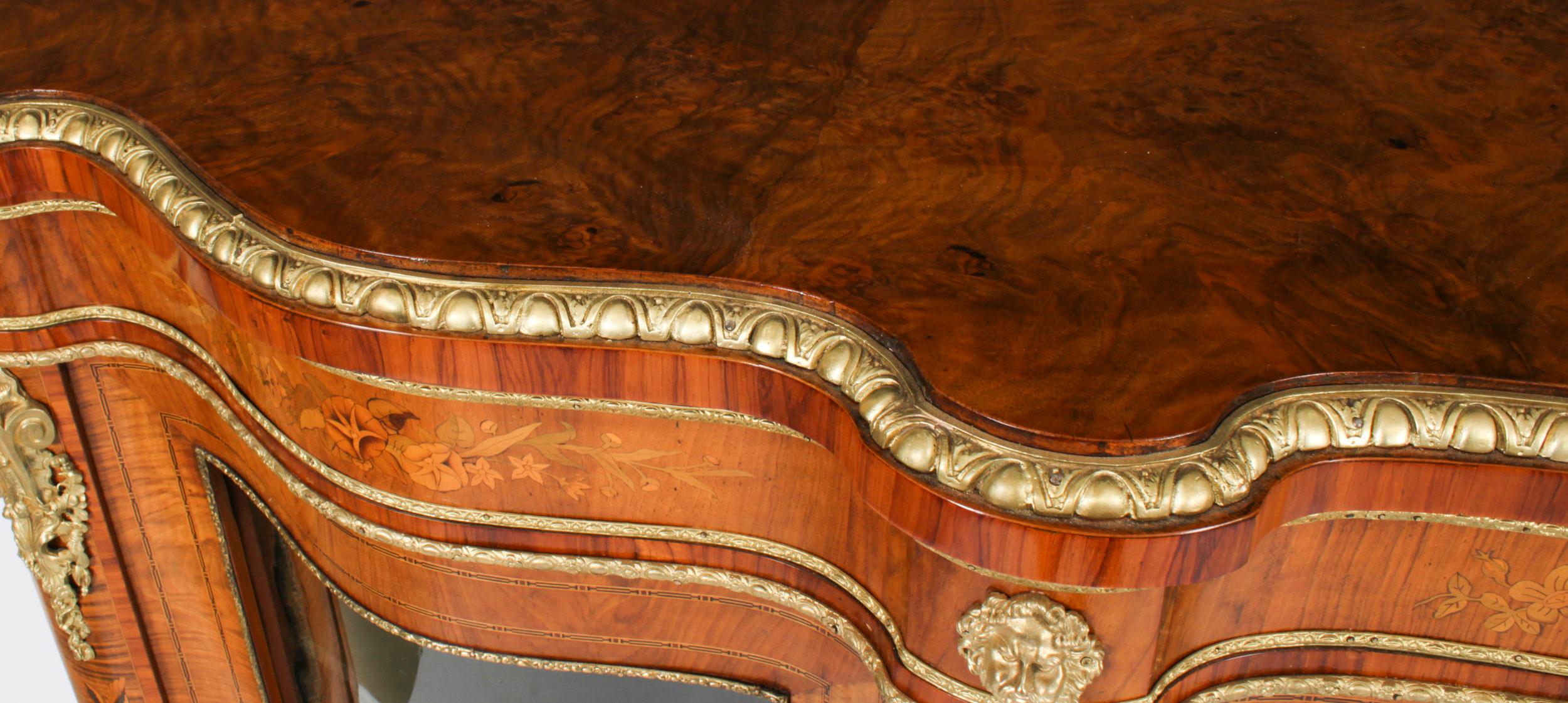 Milieu du XIXe siècle Ancienne grande crédence serpentine en noyer et marqueterie, montée sur bronze, 19ème C. en vente