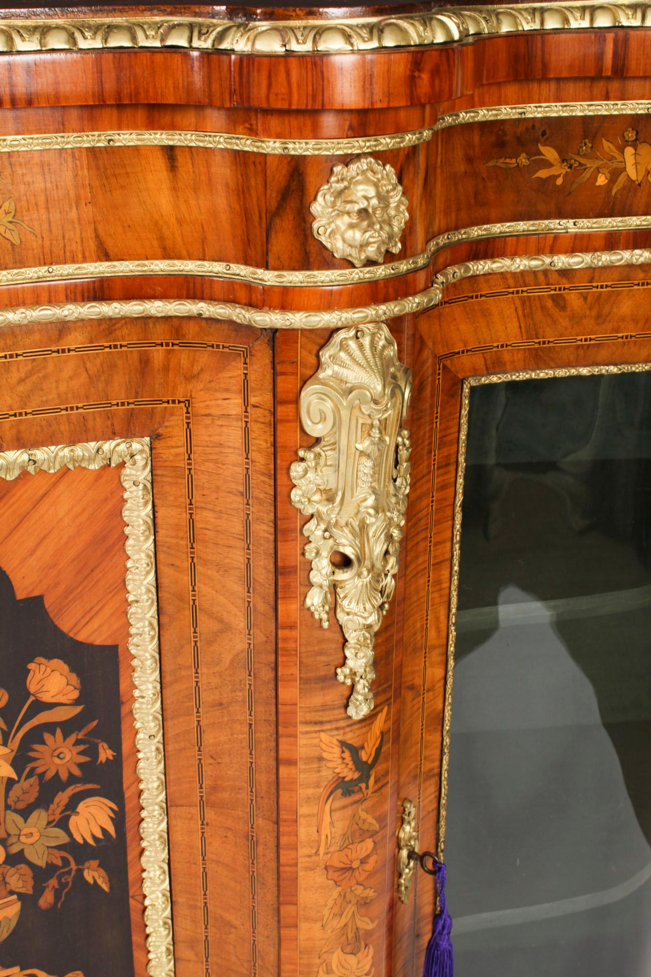 Antica grande credenza a serpentina in legno di noce e intarsio con ormolatura del XIX secolo in vendita 2