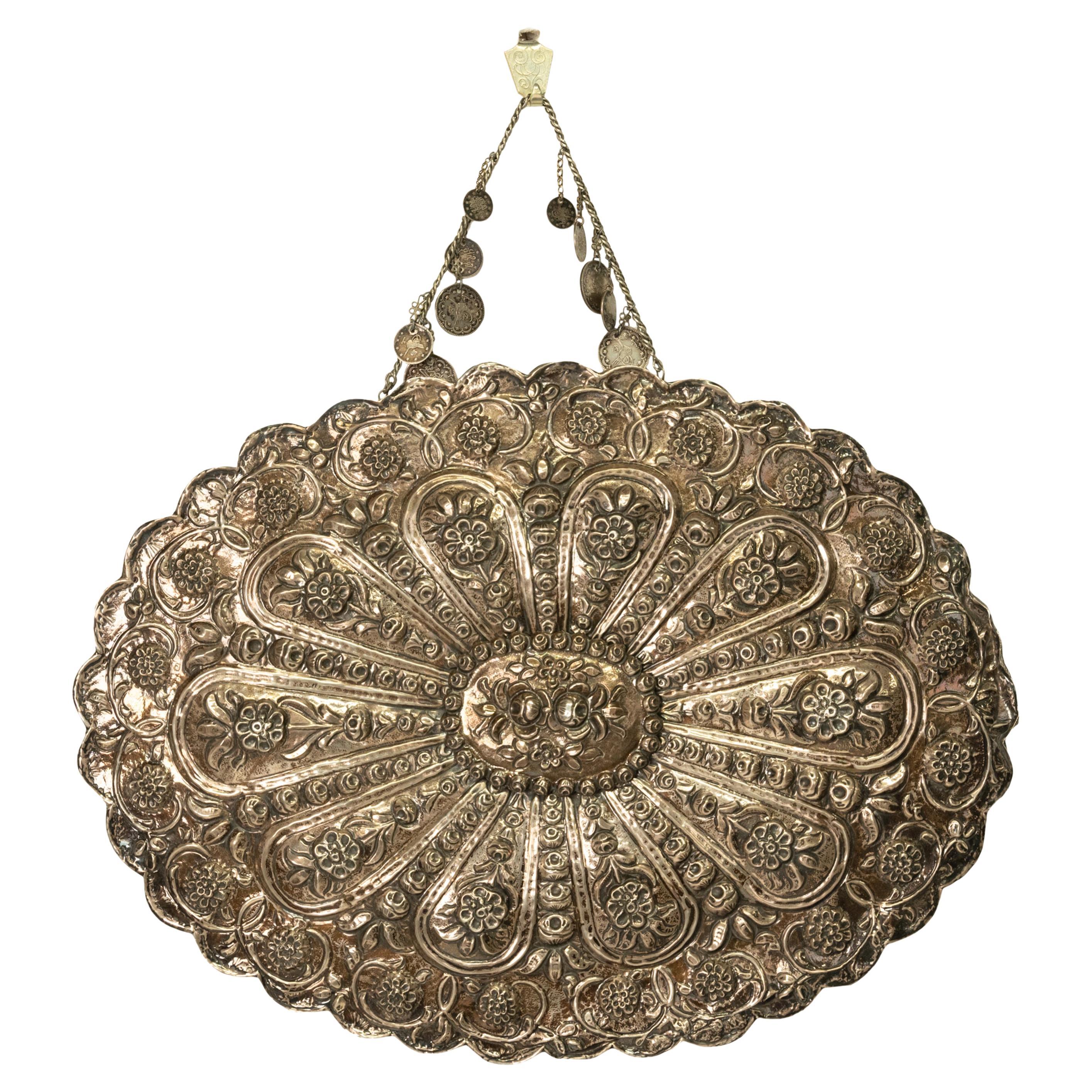 Grand miroir de mariage ottoman Tughra en argent repoussé avec pièces turques, 1909 en vente