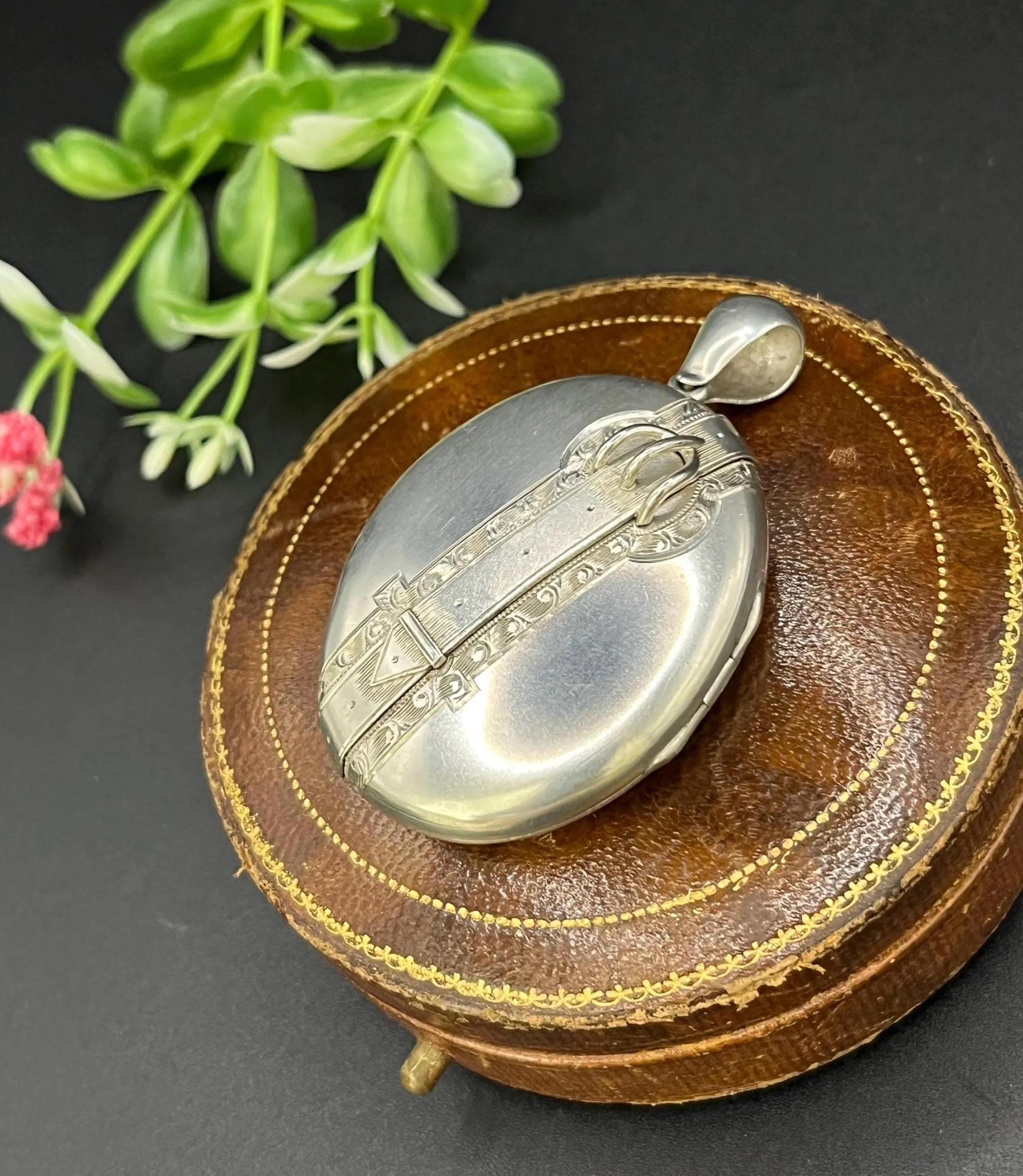 Antico medaglione estetico ovale di grandi dimensioni in argento, CIRCA 1900 in vendita 6