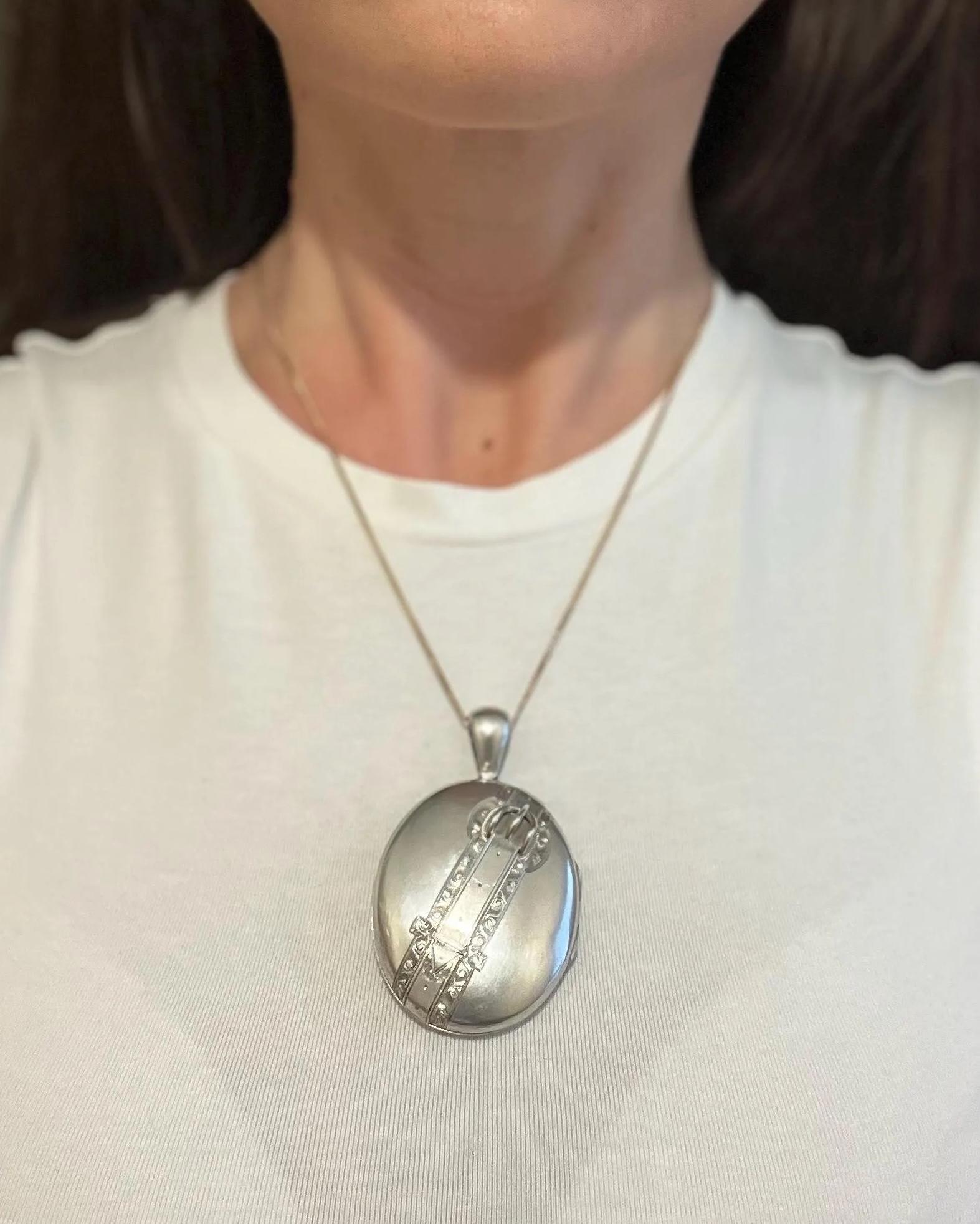 Grande medaglione con fibbia in argento antico

A. Silver

Circa 1900

*Catena venduta separatamente 

Questo sostanzioso medaglione d'argento presenta un disegno di cintura e fibbia in rilievo, inciso con dettagli realistici della cinghia e fori