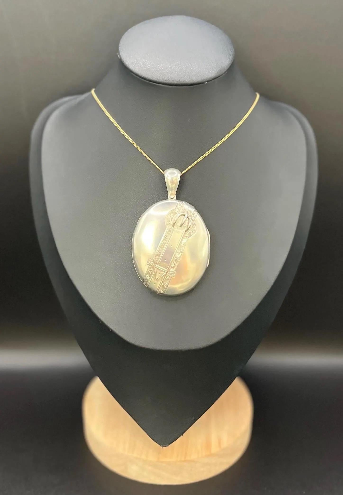 Edoardiano Antico medaglione estetico ovale di grandi dimensioni in argento, CIRCA 1900 in vendita