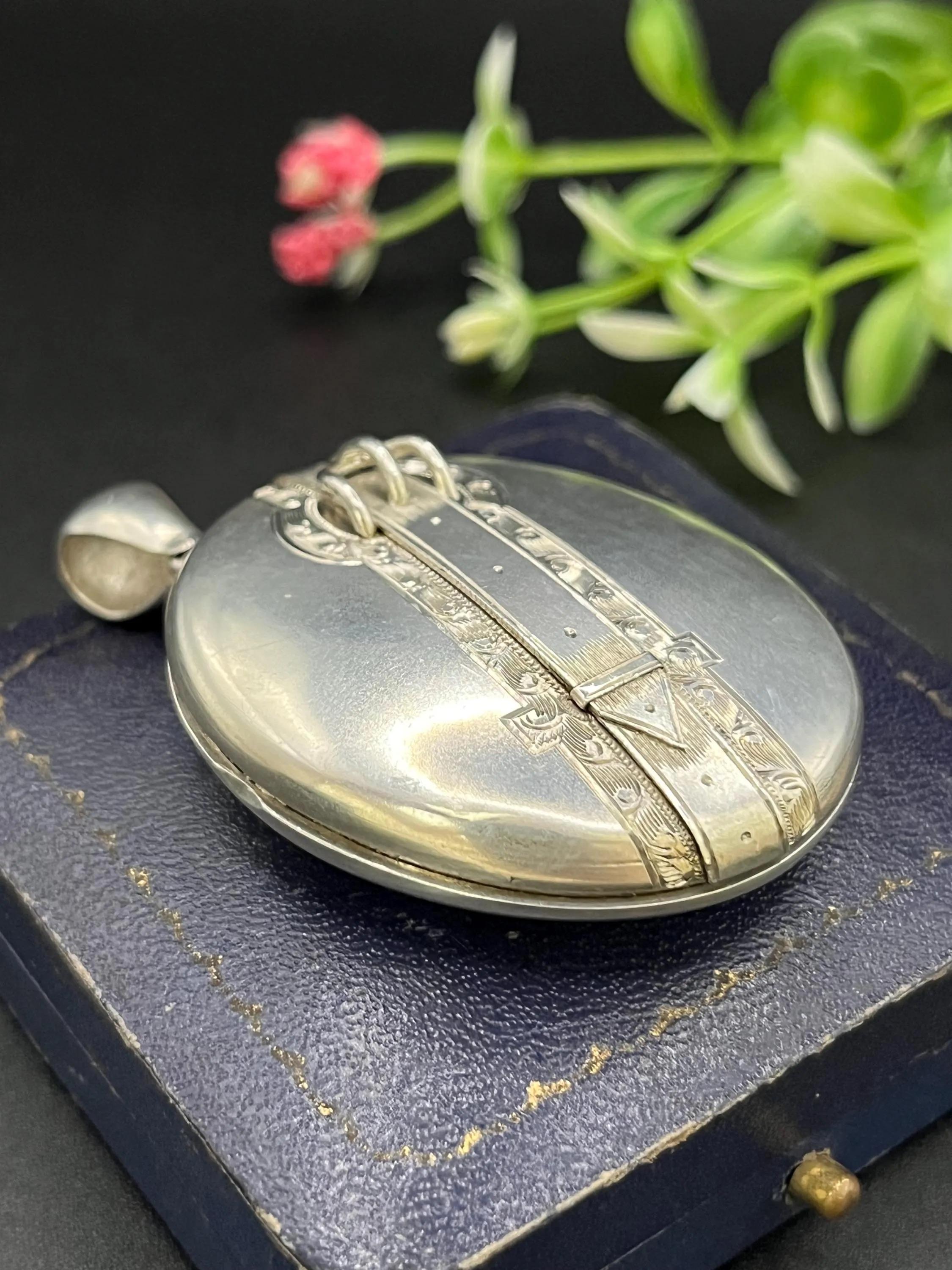 Antico medaglione estetico ovale di grandi dimensioni in argento, CIRCA 1900 in vendita 1