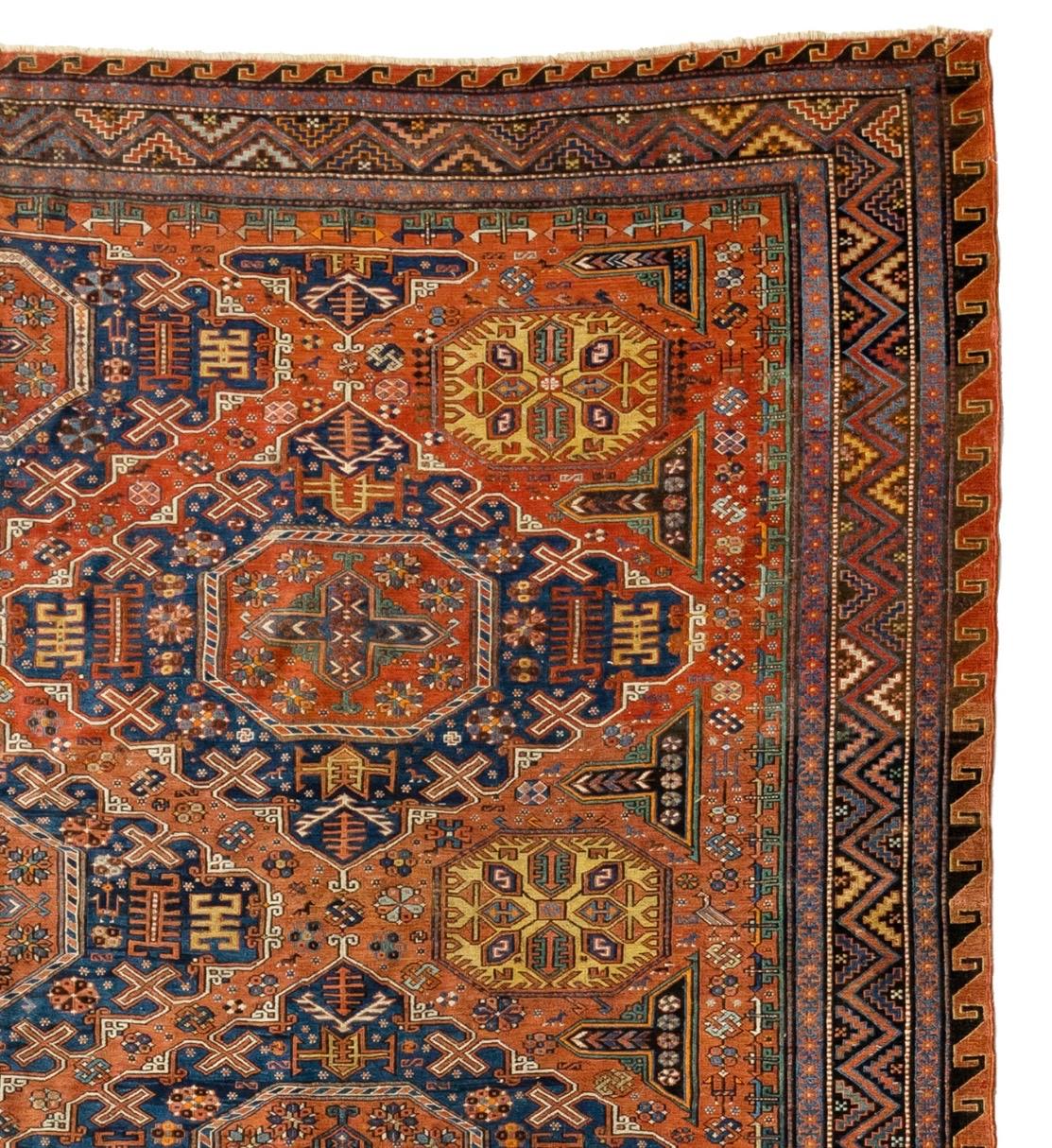 Soumak ist eine Wandteppichtechnik, bei der starke und dekorative Textilien gewebt werden, die als Teppiche und Haushaltstaschen verwendet werden. Es handelt sich um eine Art Flachgewebe, das dem Kilim etwas ähnelt, aber stärker und dicker ist, mit