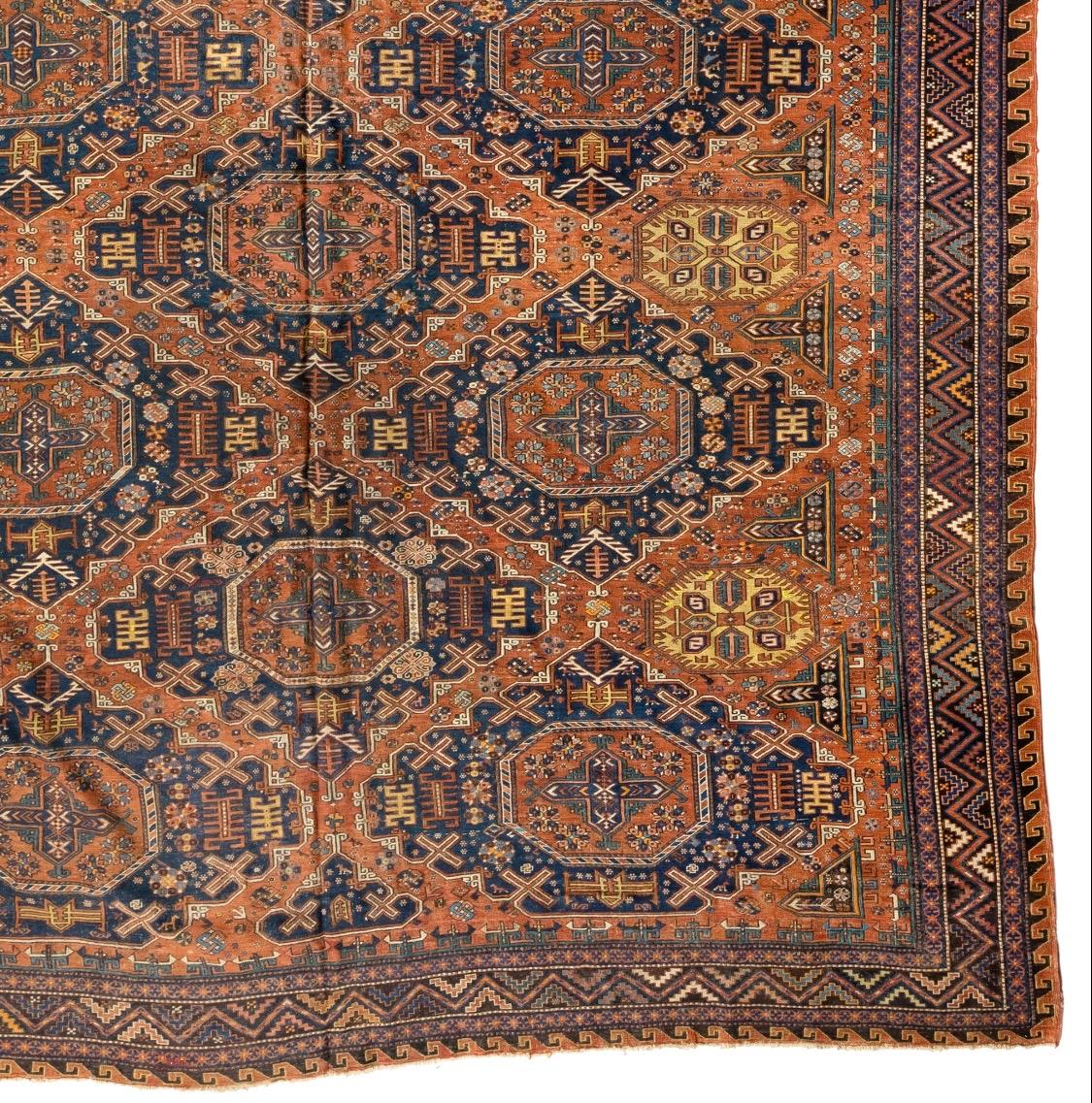 Sumak Grand tapis Soumak caucasien surdimensionné, tribal bleu et rouille, vers les années 1920 en vente