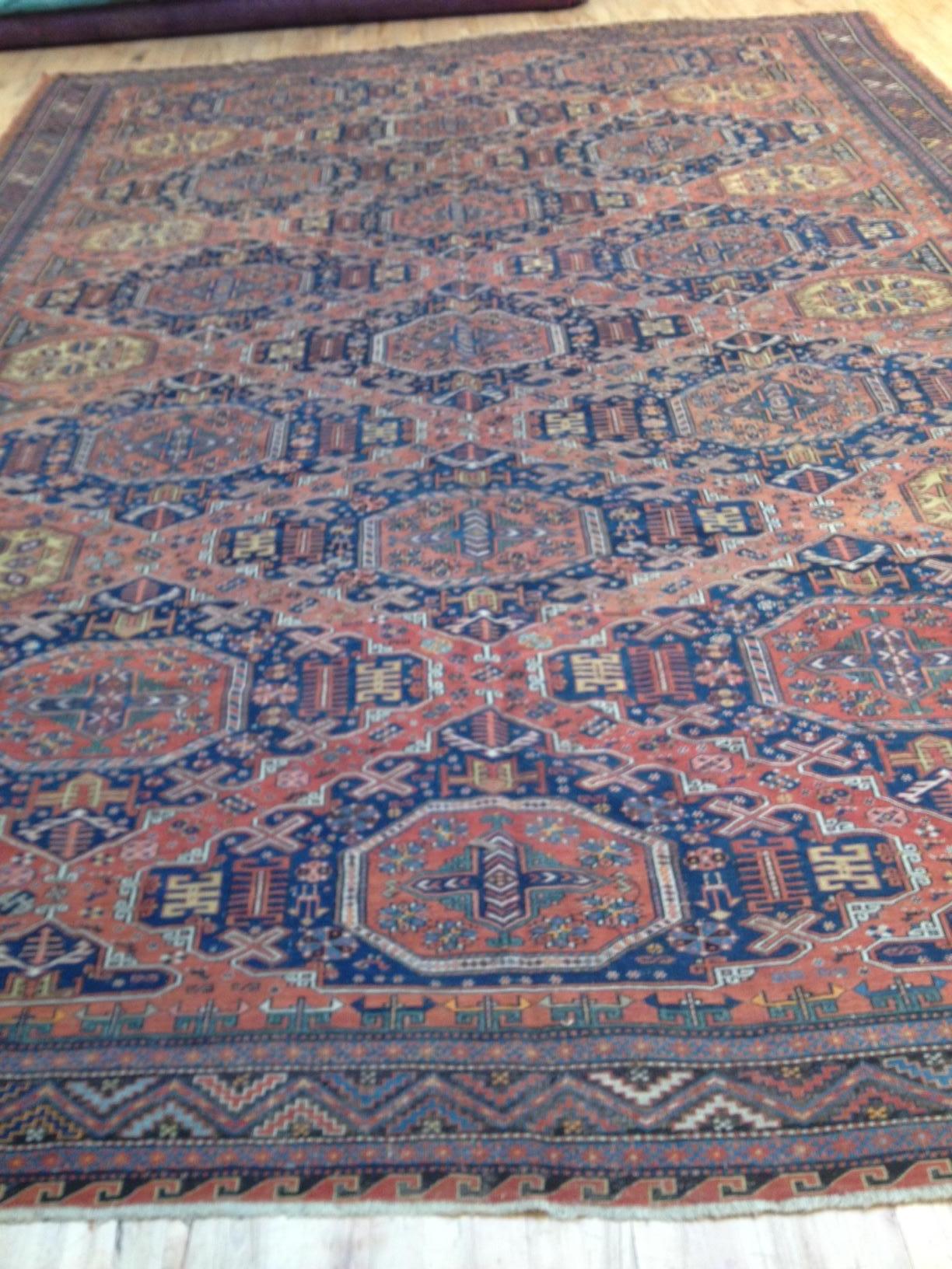 Antiker, großer, übergroßer kaukasischer Soumak-Teppich aus rostfarbenem und blauem Stammesleder, ca. 1920er Jahre (Kaukasisch) im Angebot