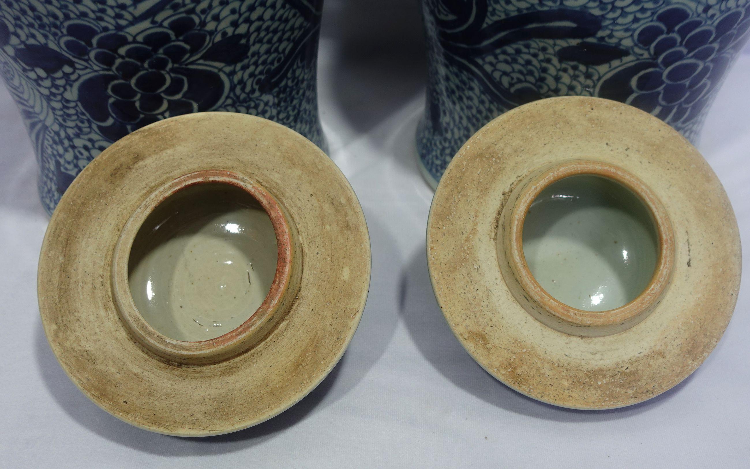 Ancienne paire de pots de temple chinois en porcelaine bleue et blanche en vente 9