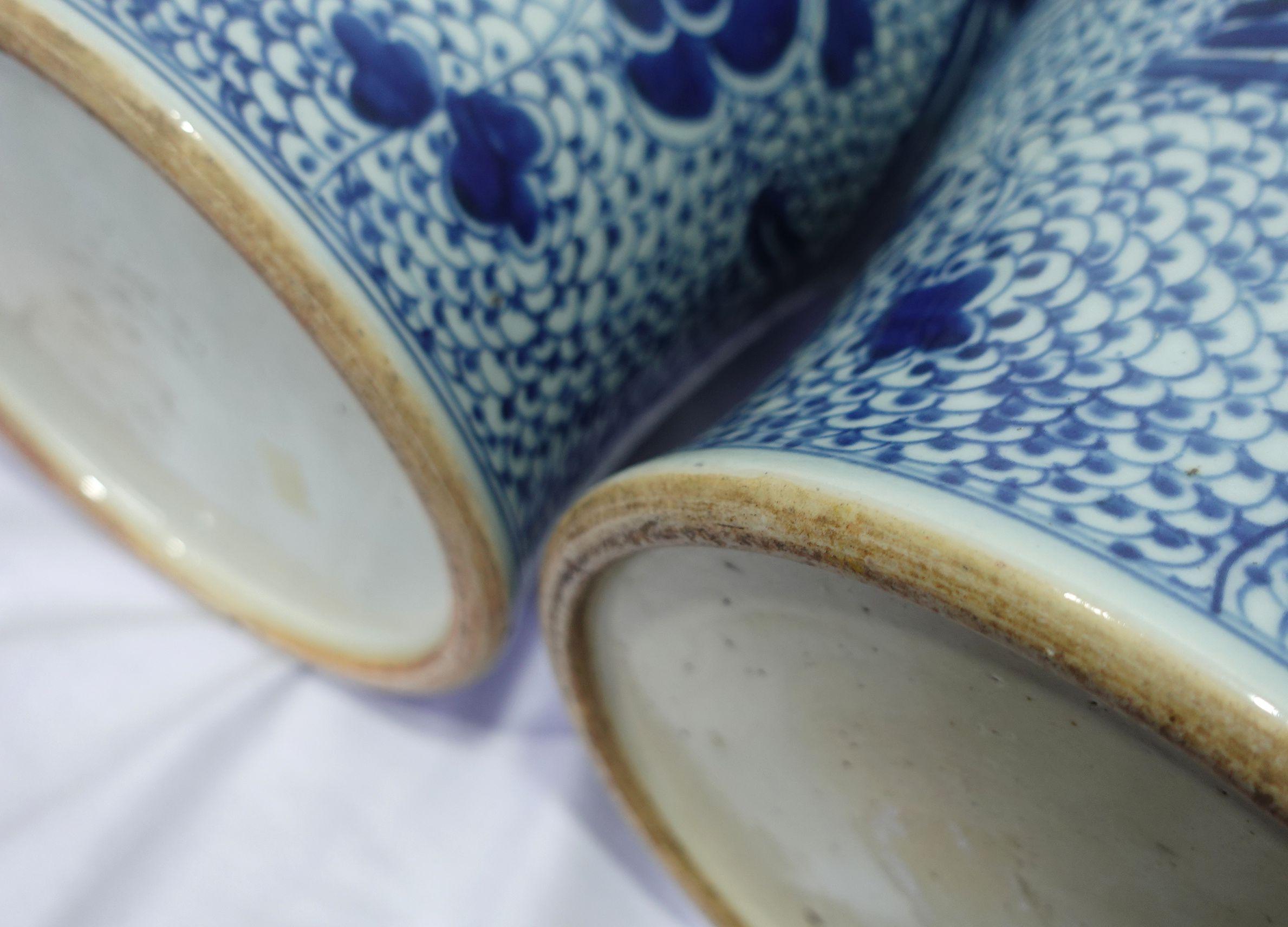 Ancienne paire de pots de temple chinois en porcelaine bleue et blanche en vente 11
