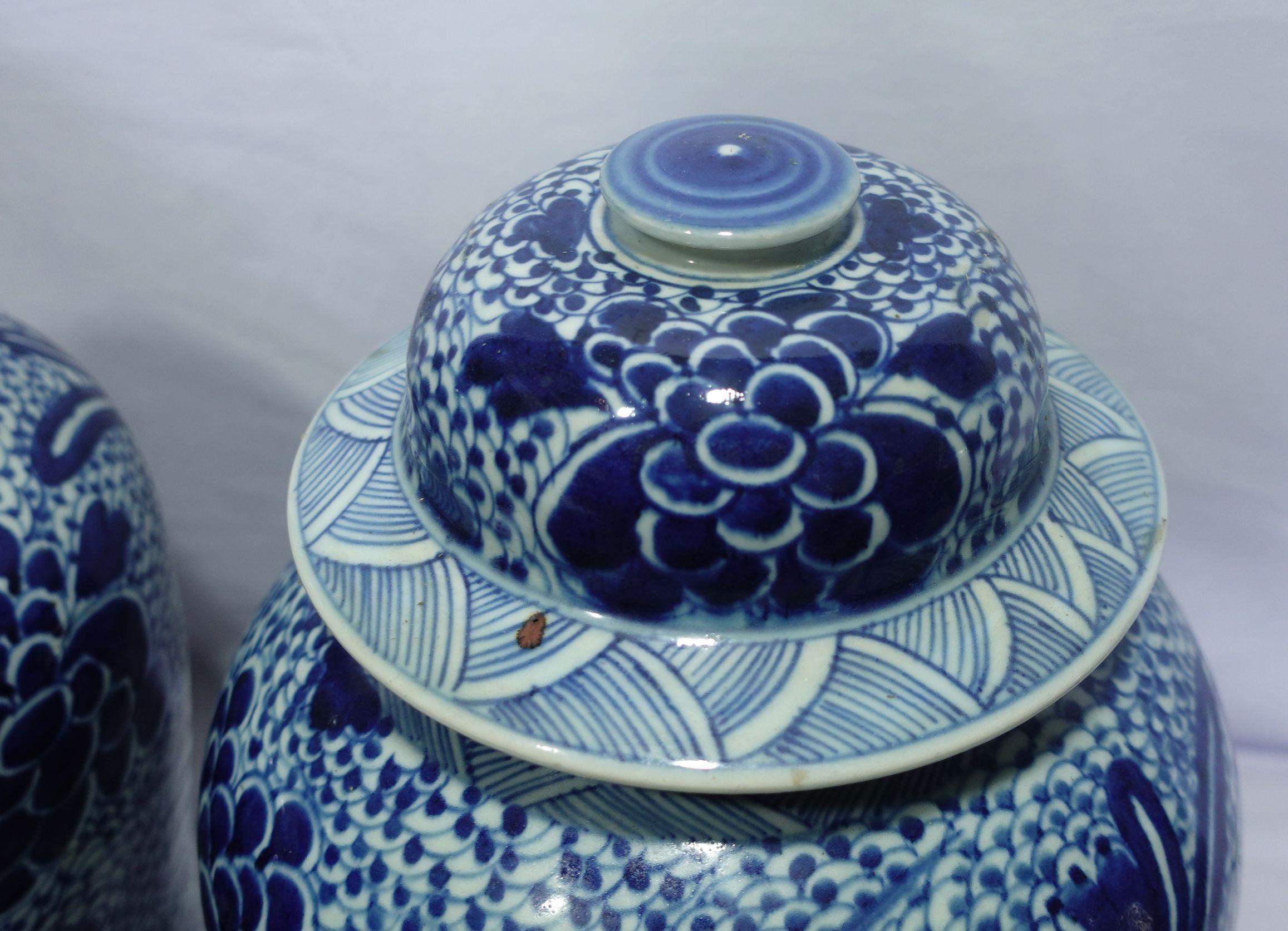 Fait main Ancienne paire de pots de temple chinois en porcelaine bleue et blanche en vente