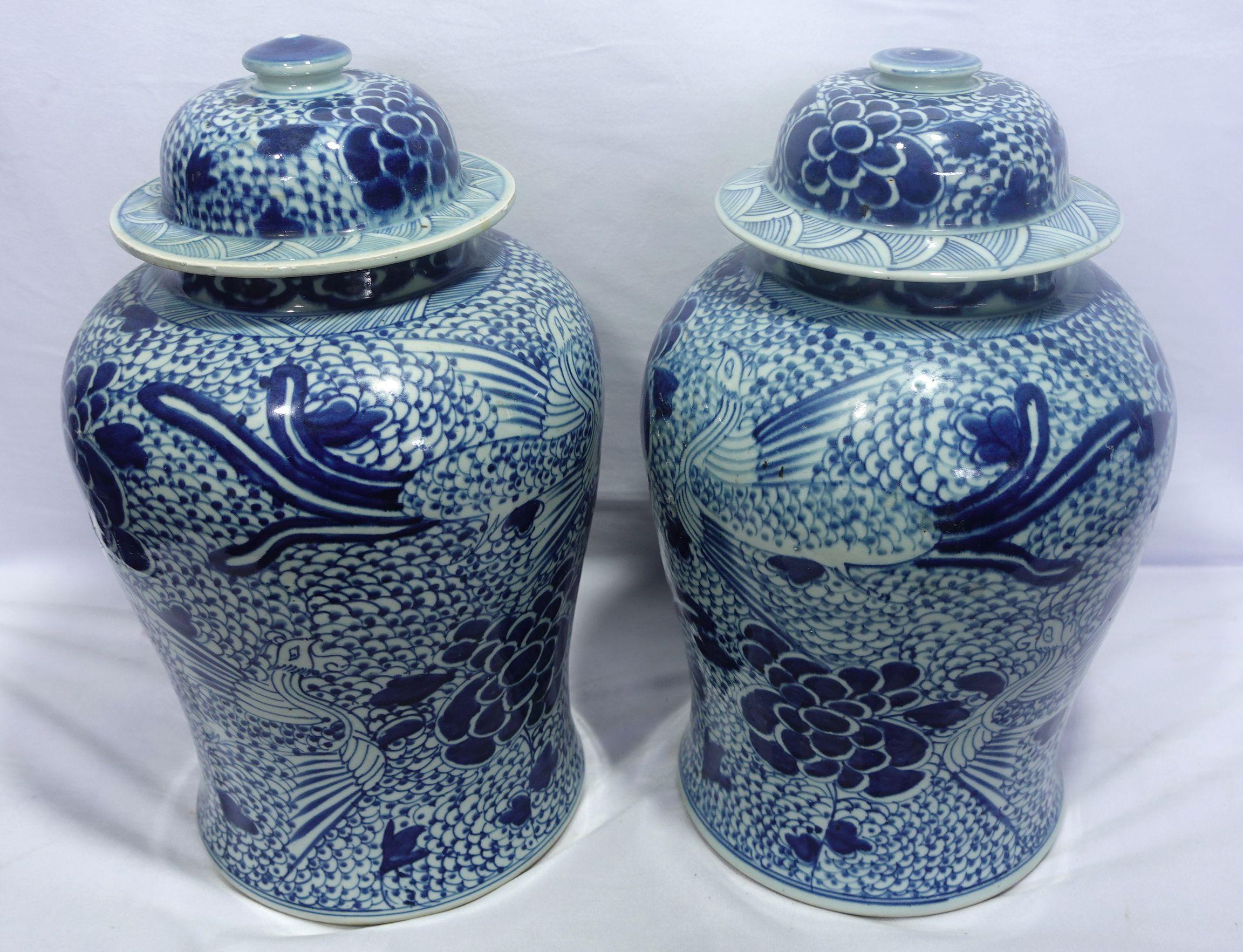Laiton Ancienne paire de pots de temple chinois en porcelaine bleue et blanche en vente