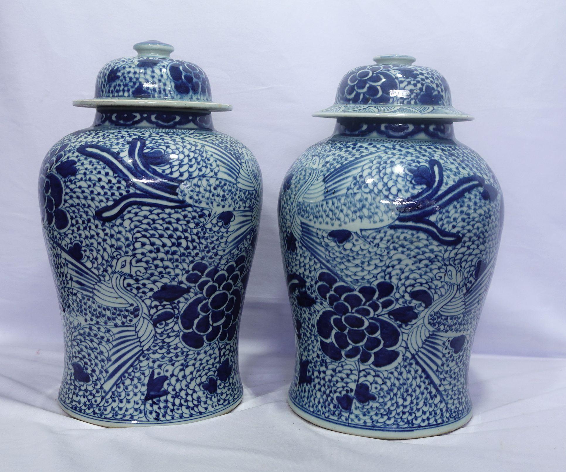 Ancienne paire de pots de temple chinois en porcelaine bleue et blanche en vente 1