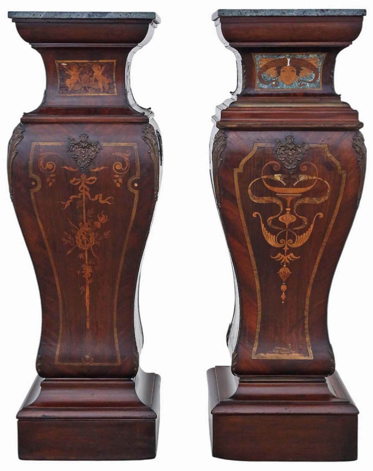 Ancienne paire de statues jardinières néoclassiques du 19e siècle - guéridons en marqueterie avec montures en bronze doré et plateaux en marbre

Cette paire de jardinières néoclassiques du XIXe siècle présente une marqueterie exquise et des montures