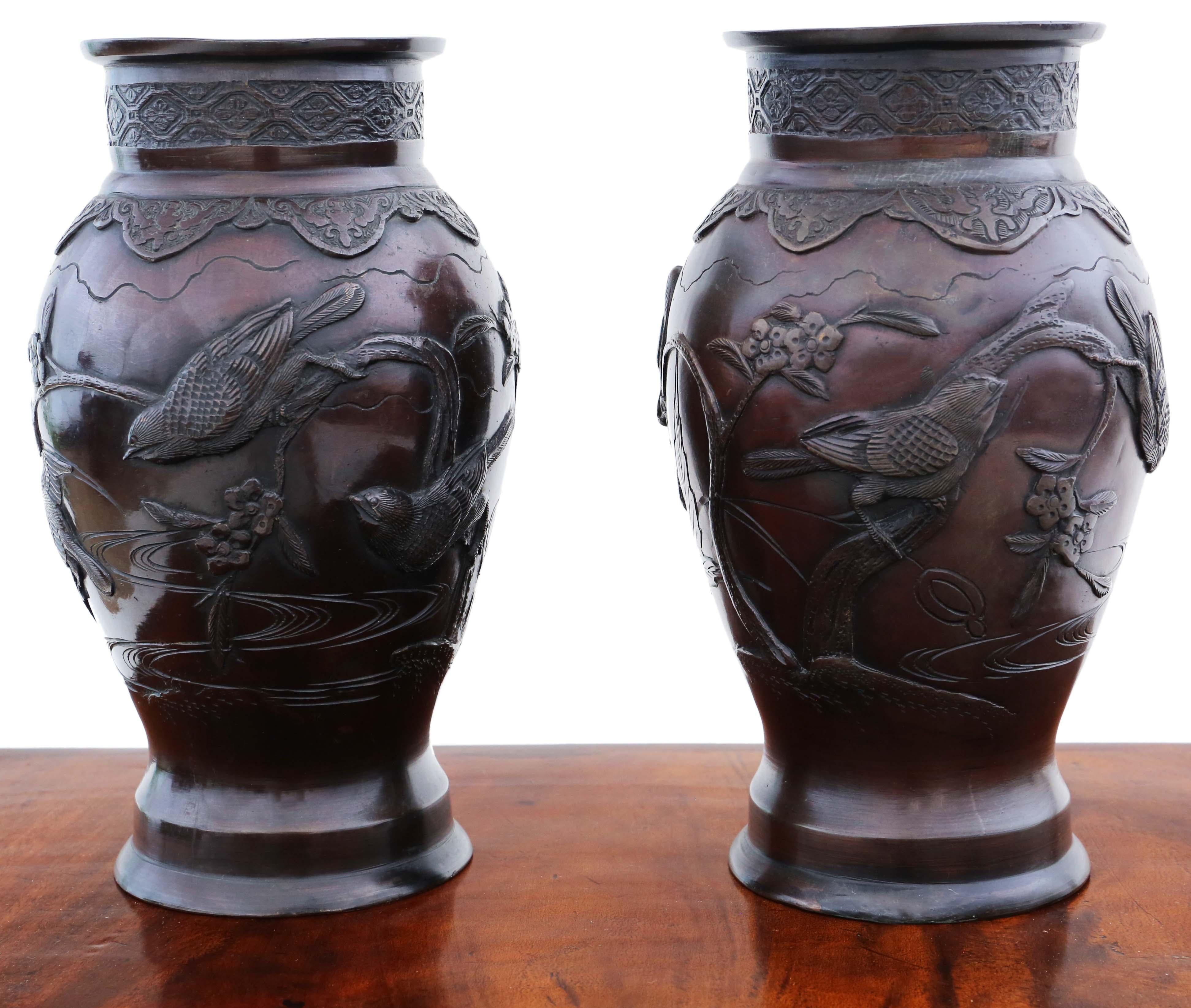 Paire de vases anciens en bronze de qualité japonaise, 19e siècle, période Meiji. Pièces d'Artistics avec signature sur les bases. 

Il serait magnifique au bon endroit. Design/One attrayant avec des oiseaux et des plantes.

Dimensions totales
