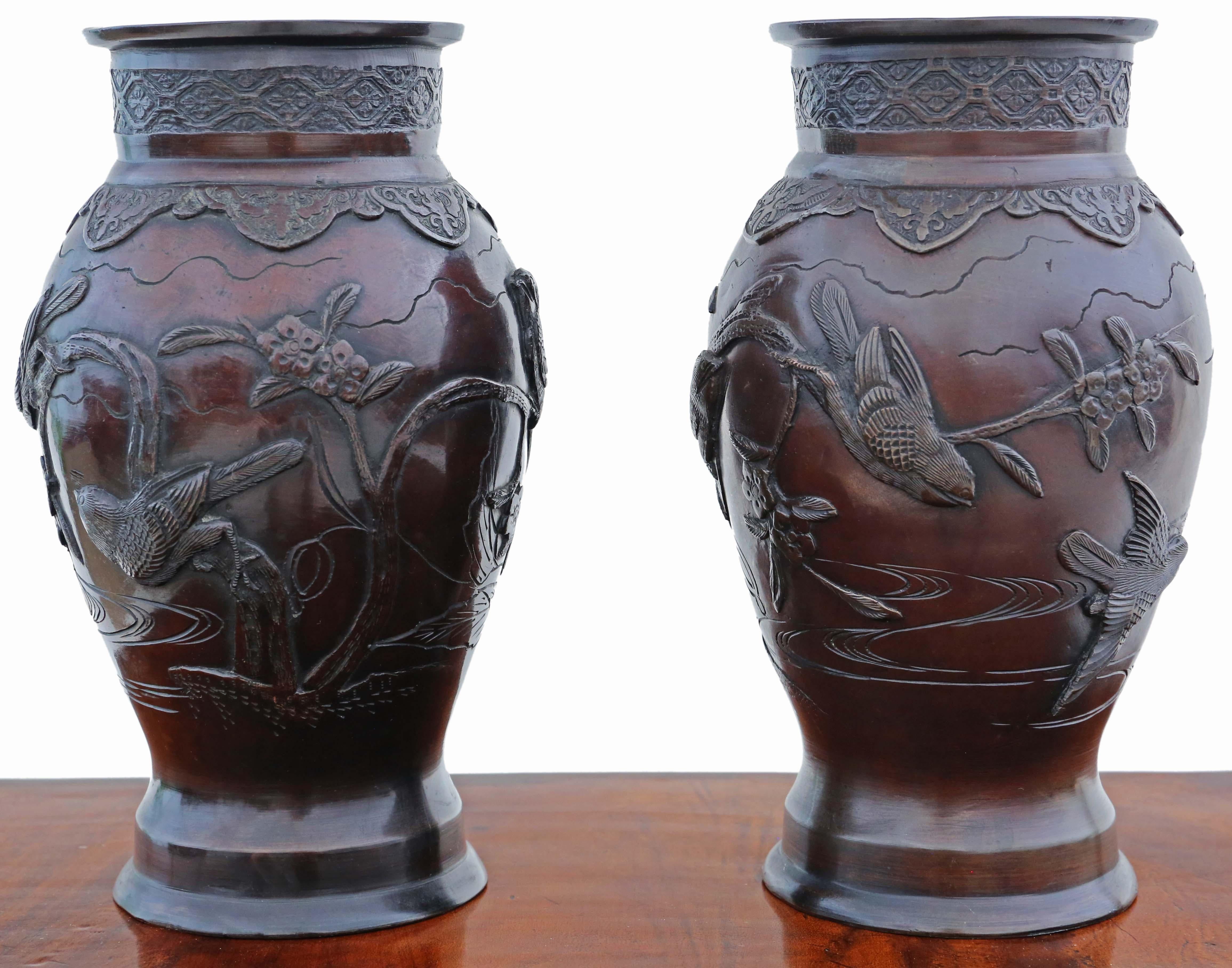 Giapponese Antica coppia di vasi di bronzo giapponesi di alta qualità del XIX secolo Meiji Peri in vendita