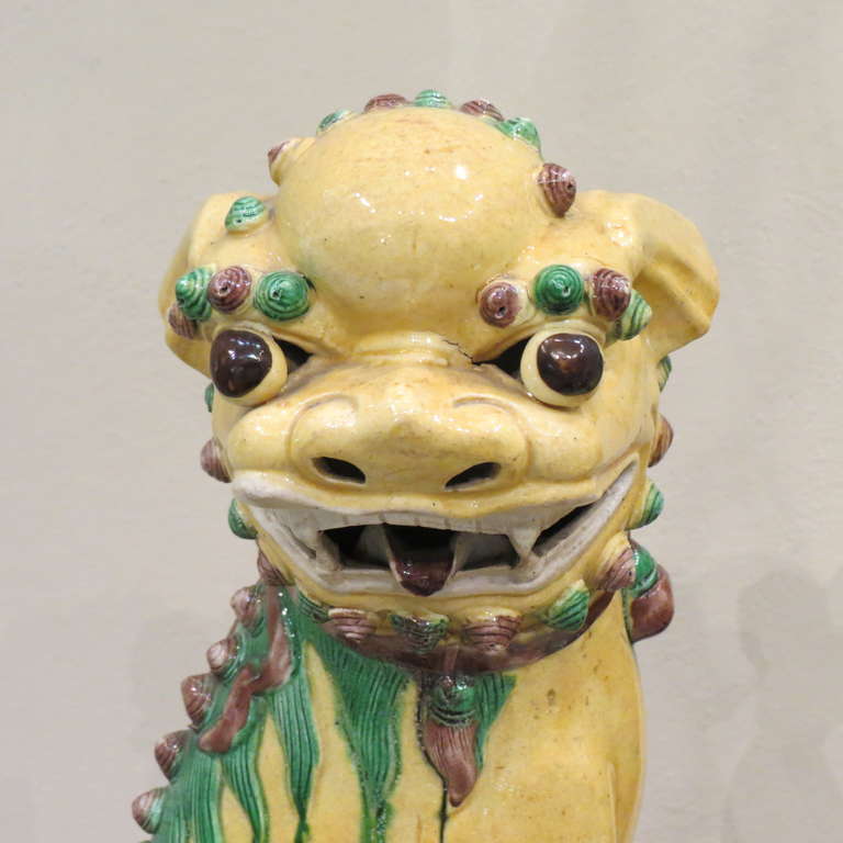 Antiquité - Grande paire de chiens de chasse en porcelaine polychrome, chinoise, vers 1900 en vente 4
