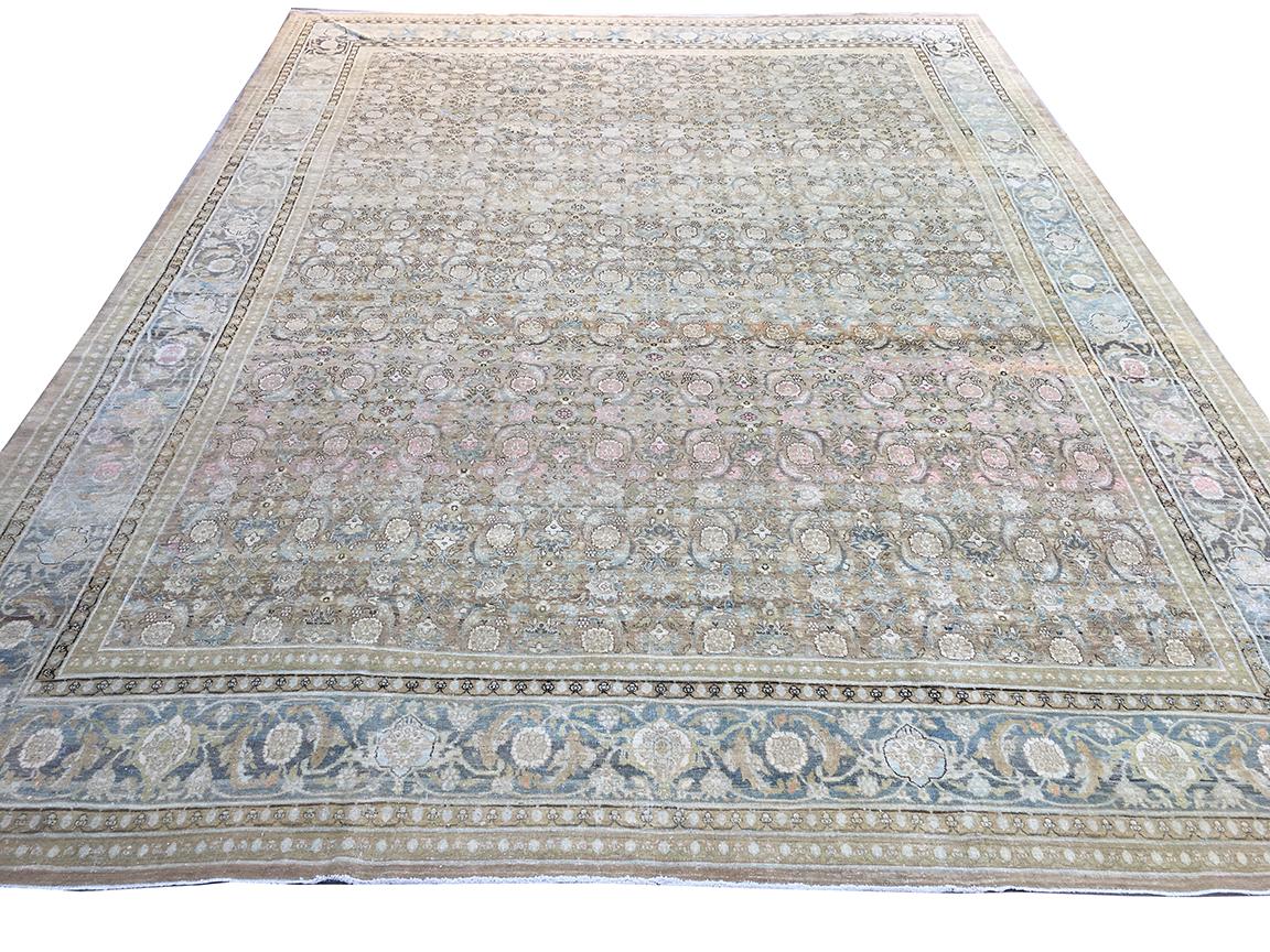 Antico grande tappeto Tabriz persiano blu e oro 5315, Paese d'origine: Persia, Data approssimativa: 1900 - Il blu notte, il verde, il rosa e l'oro di questo bellissimo tappeto Tabriz evocano la sensazione di un giardino formale baciato dalla luce