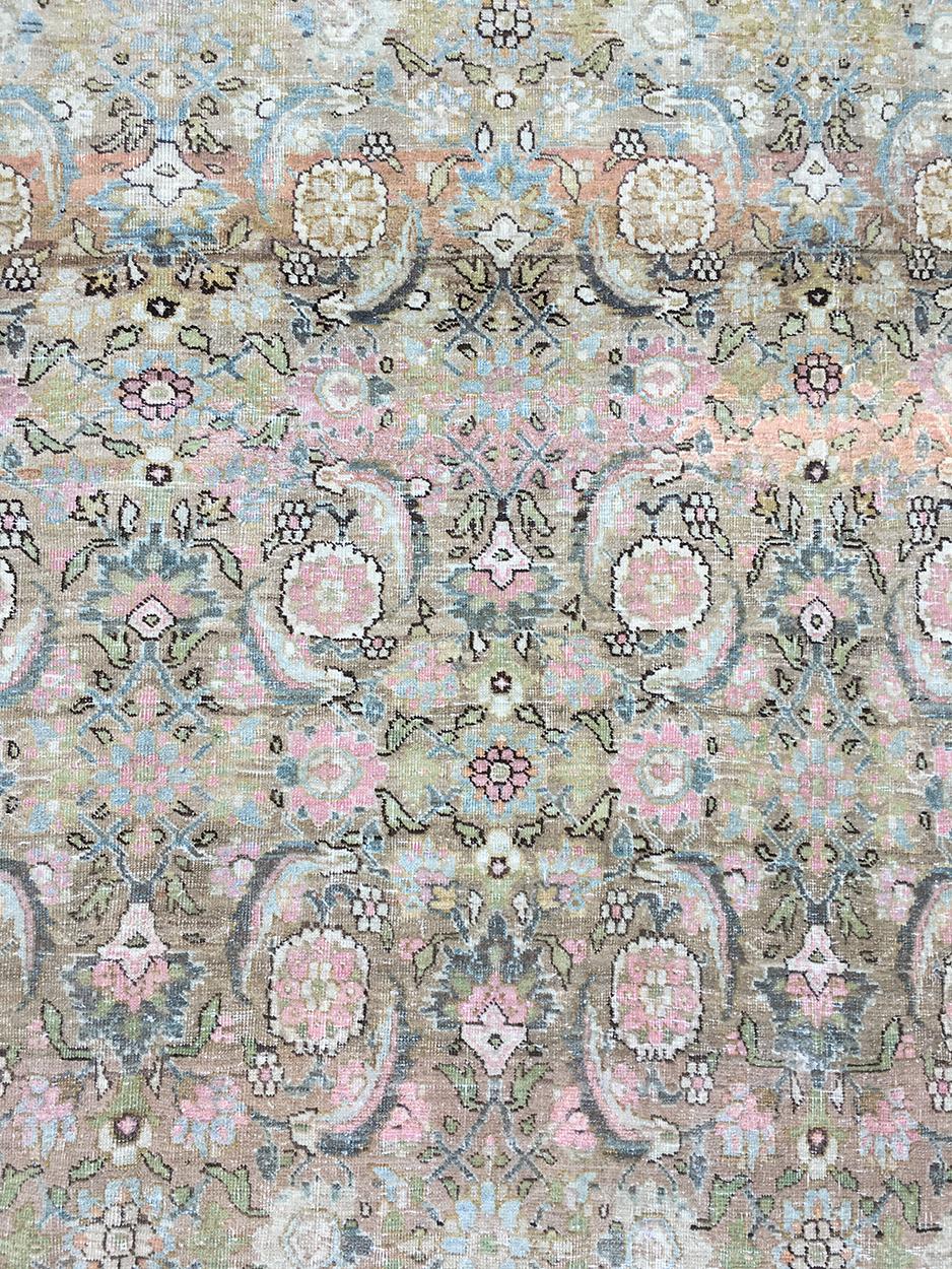 Tappeto antico Tabriz persiano di grandi dimensioni Blu Oro Verde Rosa Marrone Tan Lavanda In condizioni buone in vendita a Los Angeles, CA